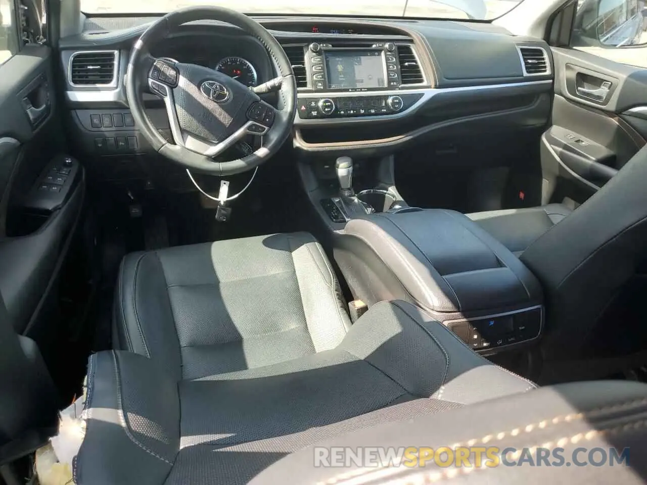 8 Photograph of a damaged car 5TDDZRFH6KS712523 TOYOTA HIGHLANDER 2019