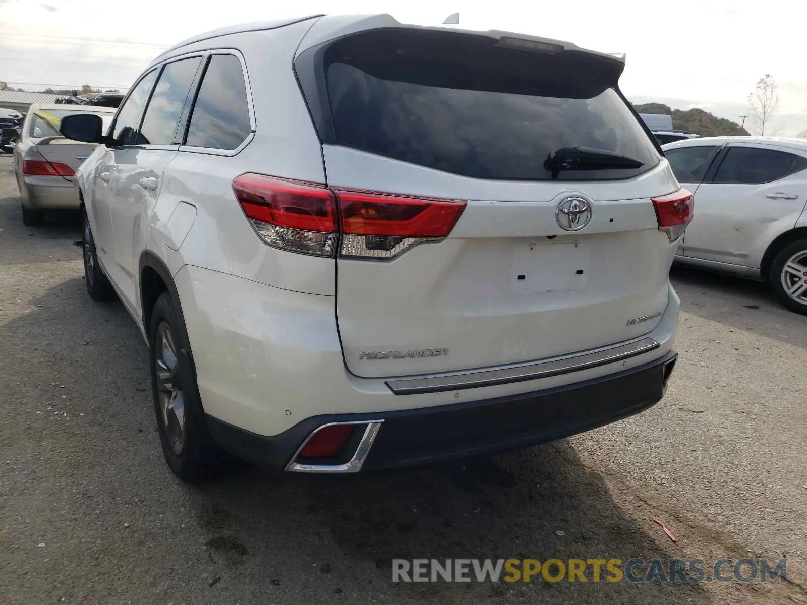 3 Photograph of a damaged car 5TDDZRFH6KS934561 TOYOTA HIGHLANDER 2019