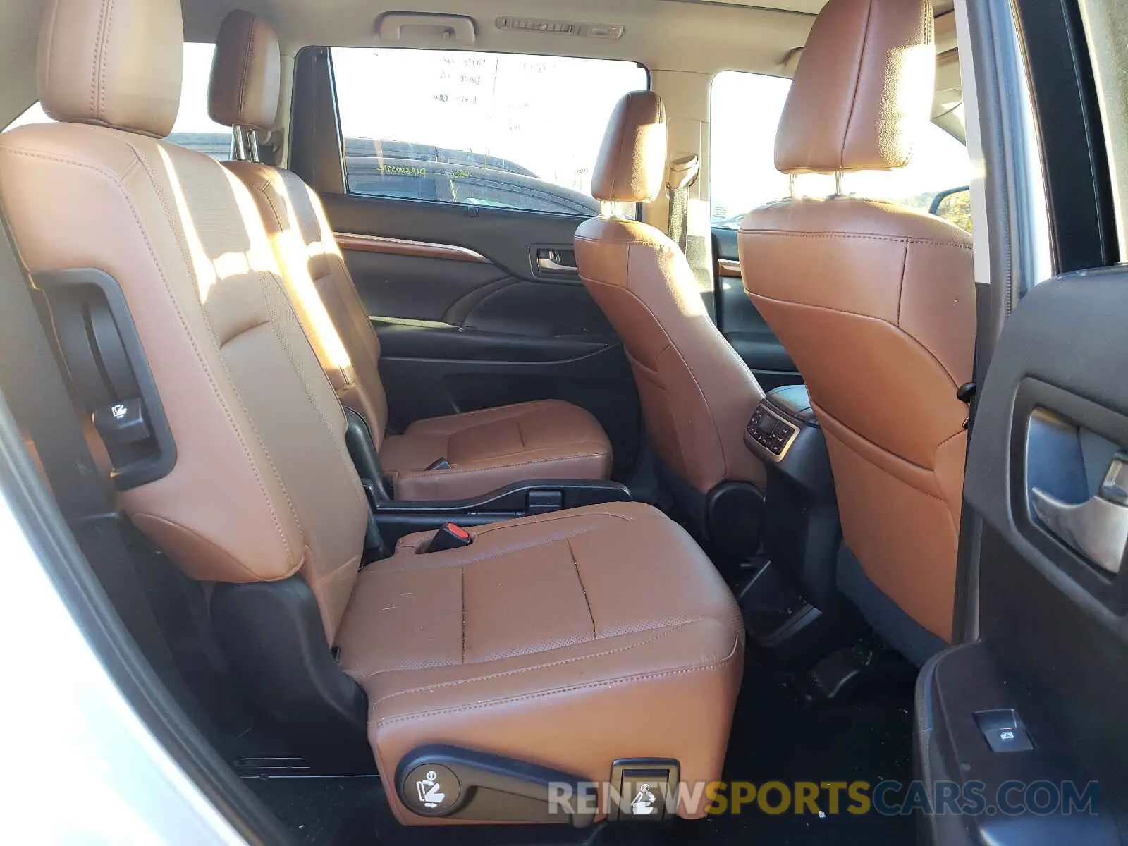 6 Photograph of a damaged car 5TDDZRFH6KS934561 TOYOTA HIGHLANDER 2019