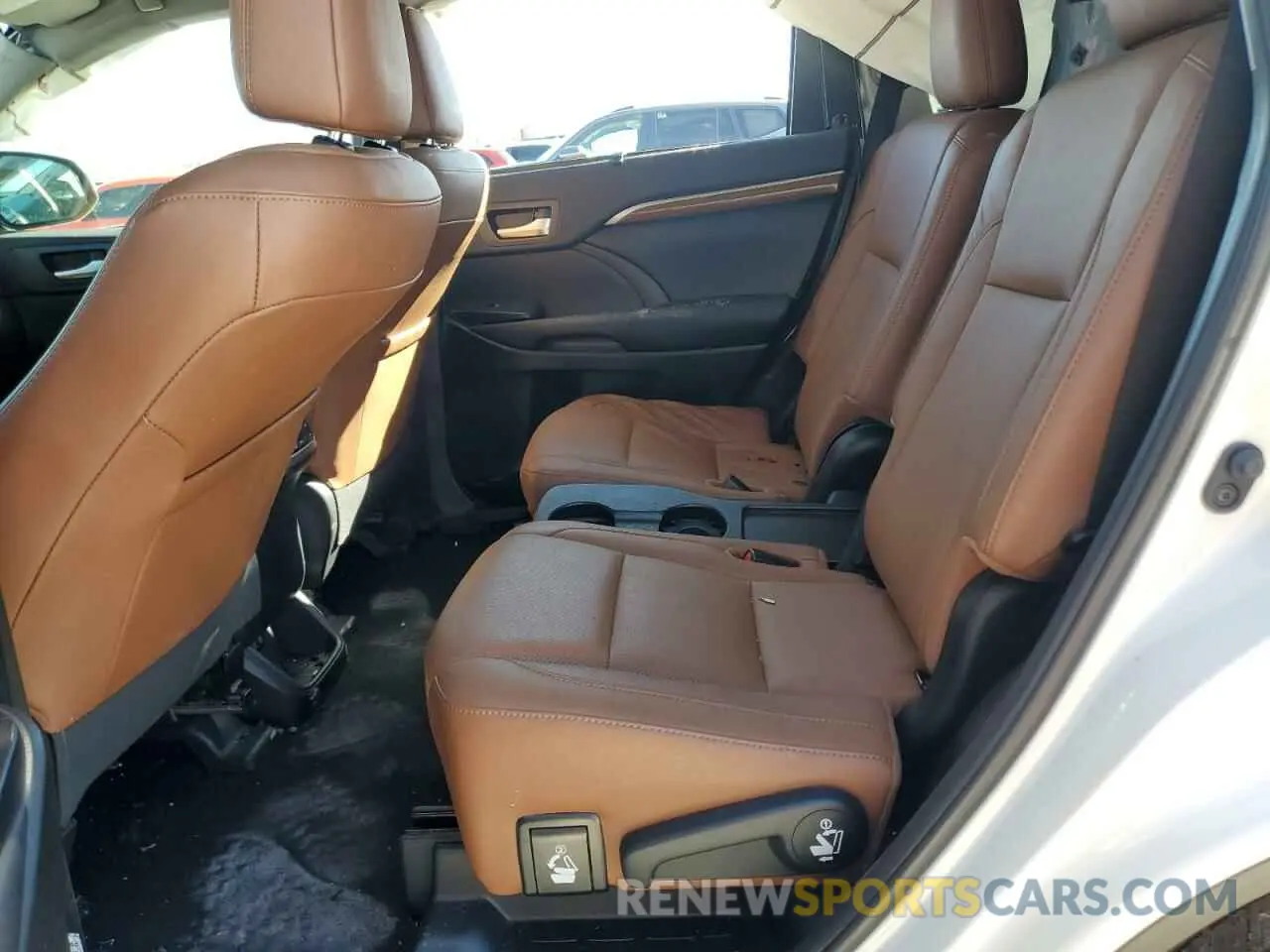 10 Photograph of a damaged car 5TDDZRFH7KS722347 TOYOTA HIGHLANDER 2019
