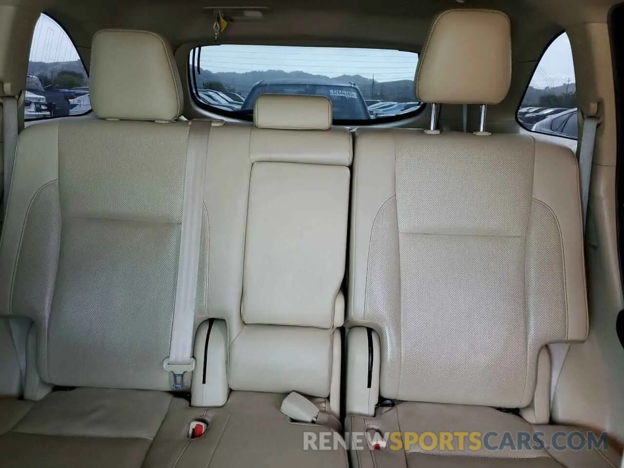 10 Photograph of a damaged car 5TDDZRFH8KS932410 TOYOTA HIGHLANDER 2019