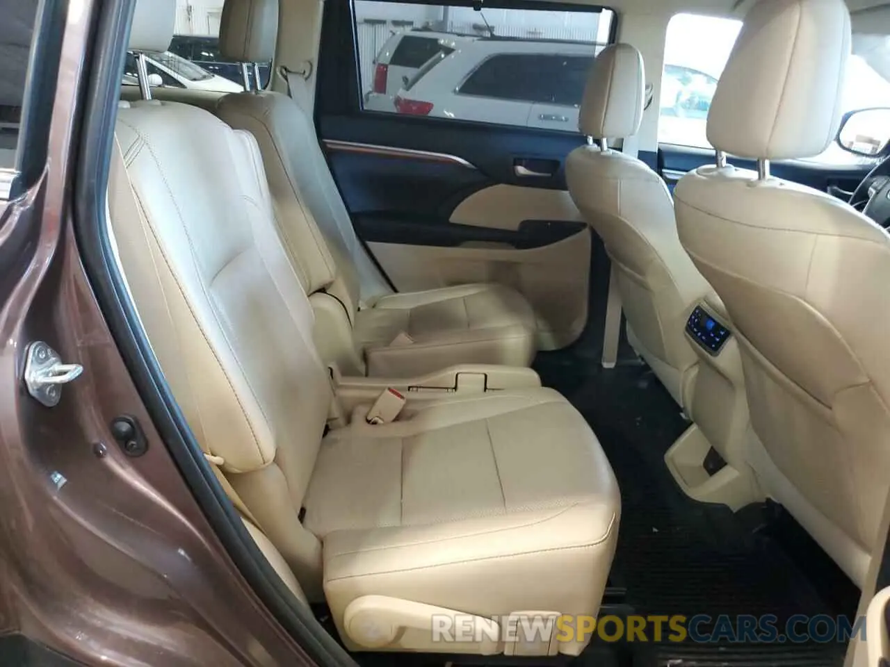 11 Photograph of a damaged car 5TDDZRFH8KS984040 TOYOTA HIGHLANDER 2019