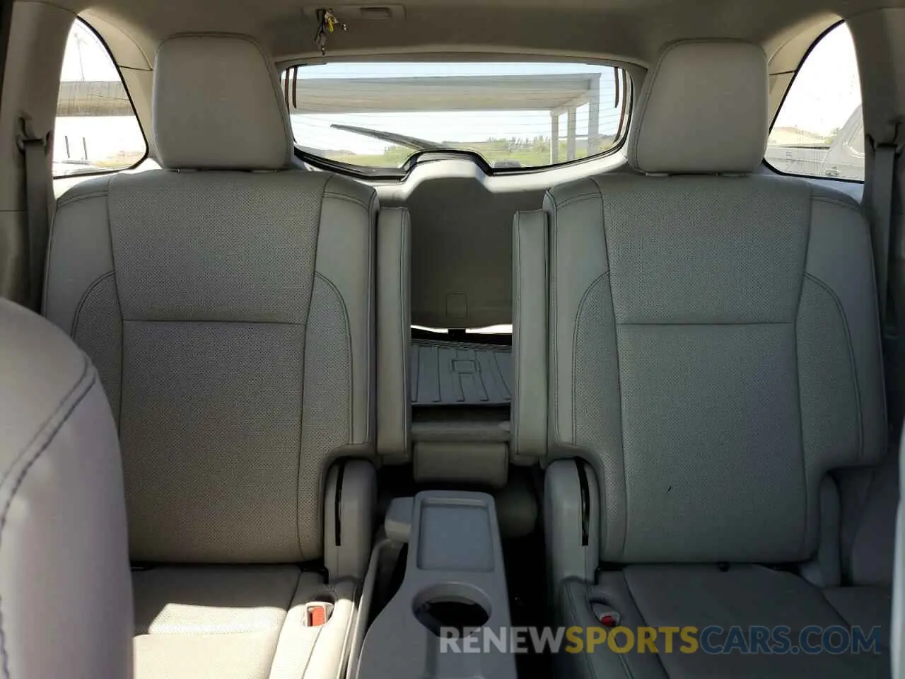 10 Photograph of a damaged car 5TDDZRFH8KS984412 TOYOTA HIGHLANDER 2019
