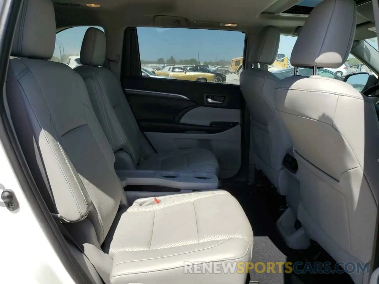 11 Photograph of a damaged car 5TDDZRFH8KS984412 TOYOTA HIGHLANDER 2019