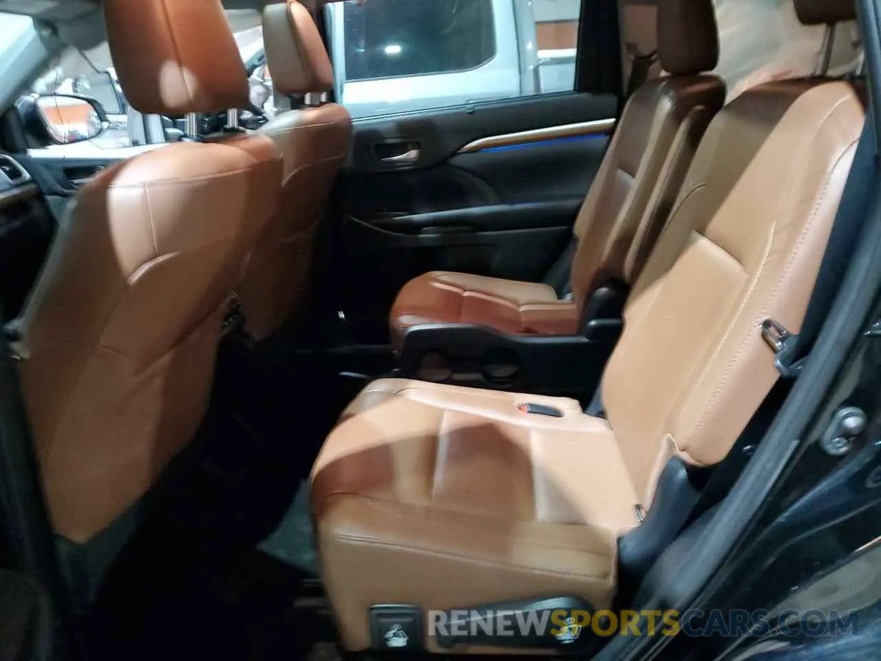 11 Photograph of a damaged car 5TDDZRFH8KS991862 TOYOTA HIGHLANDER 2019
