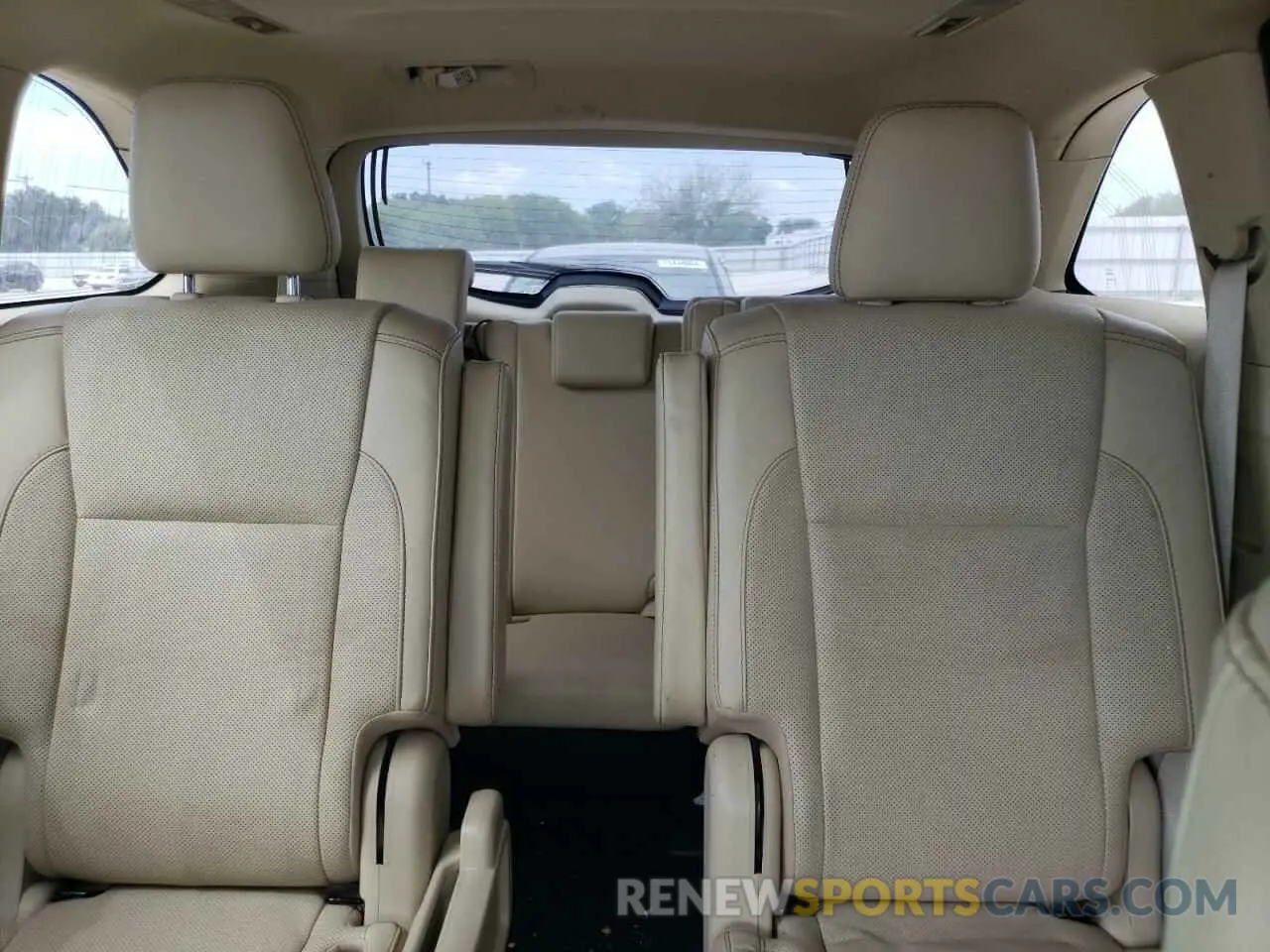 10 Photograph of a damaged car 5TDDZRFH9KS985777 TOYOTA HIGHLANDER 2019