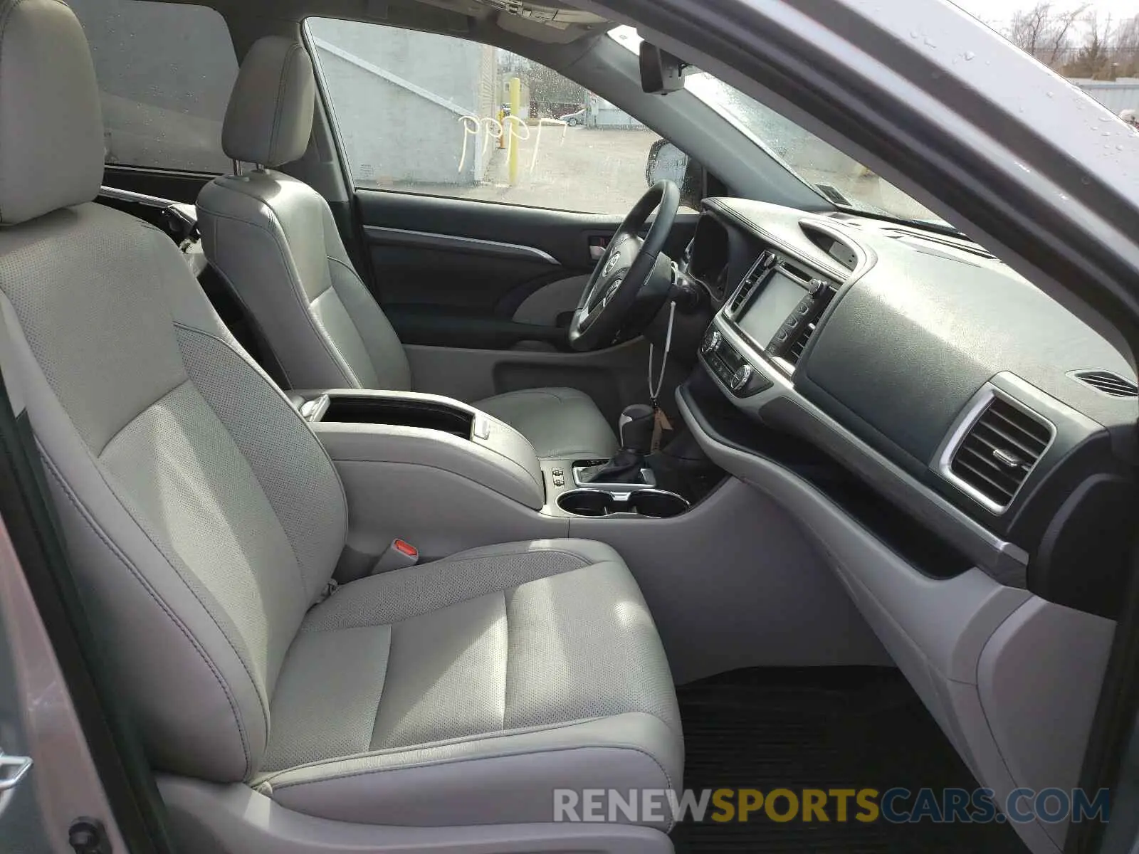 5 Photograph of a damaged car 5TDDZRFH9KS998092 TOYOTA HIGHLANDER 2019