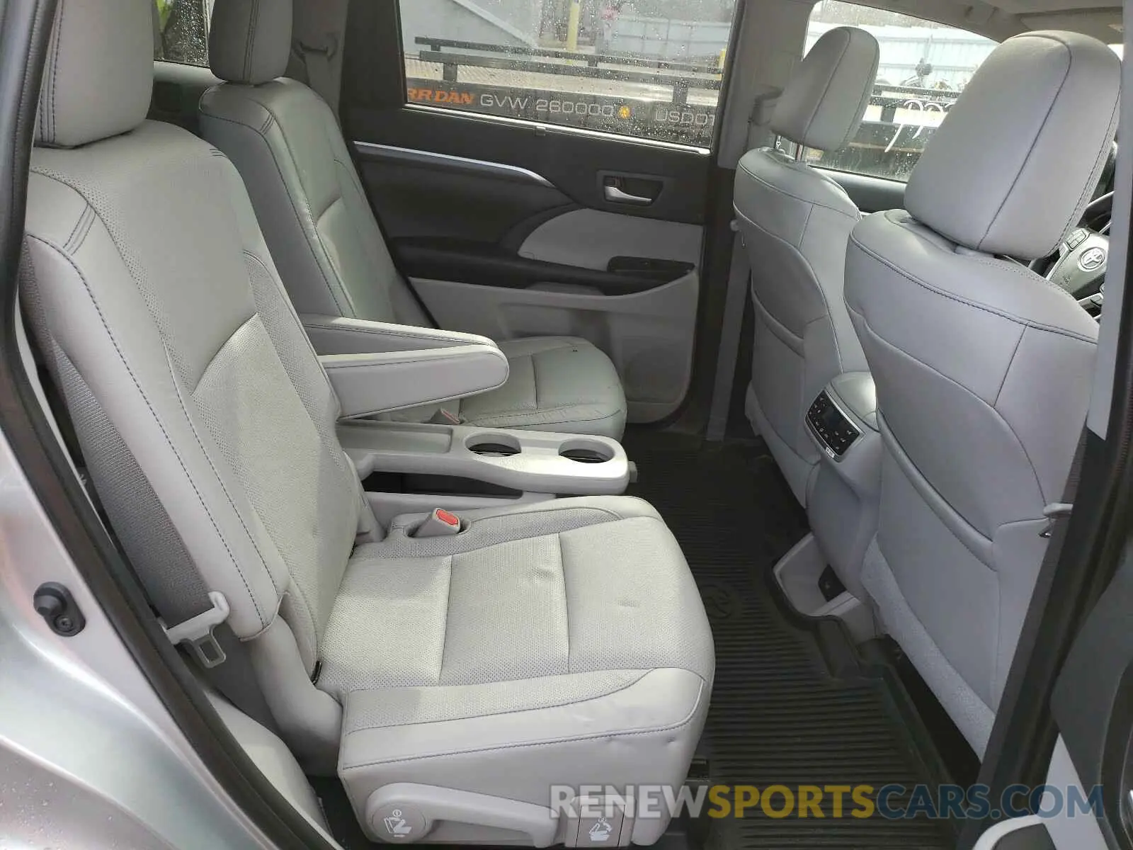 6 Photograph of a damaged car 5TDDZRFH9KS998092 TOYOTA HIGHLANDER 2019