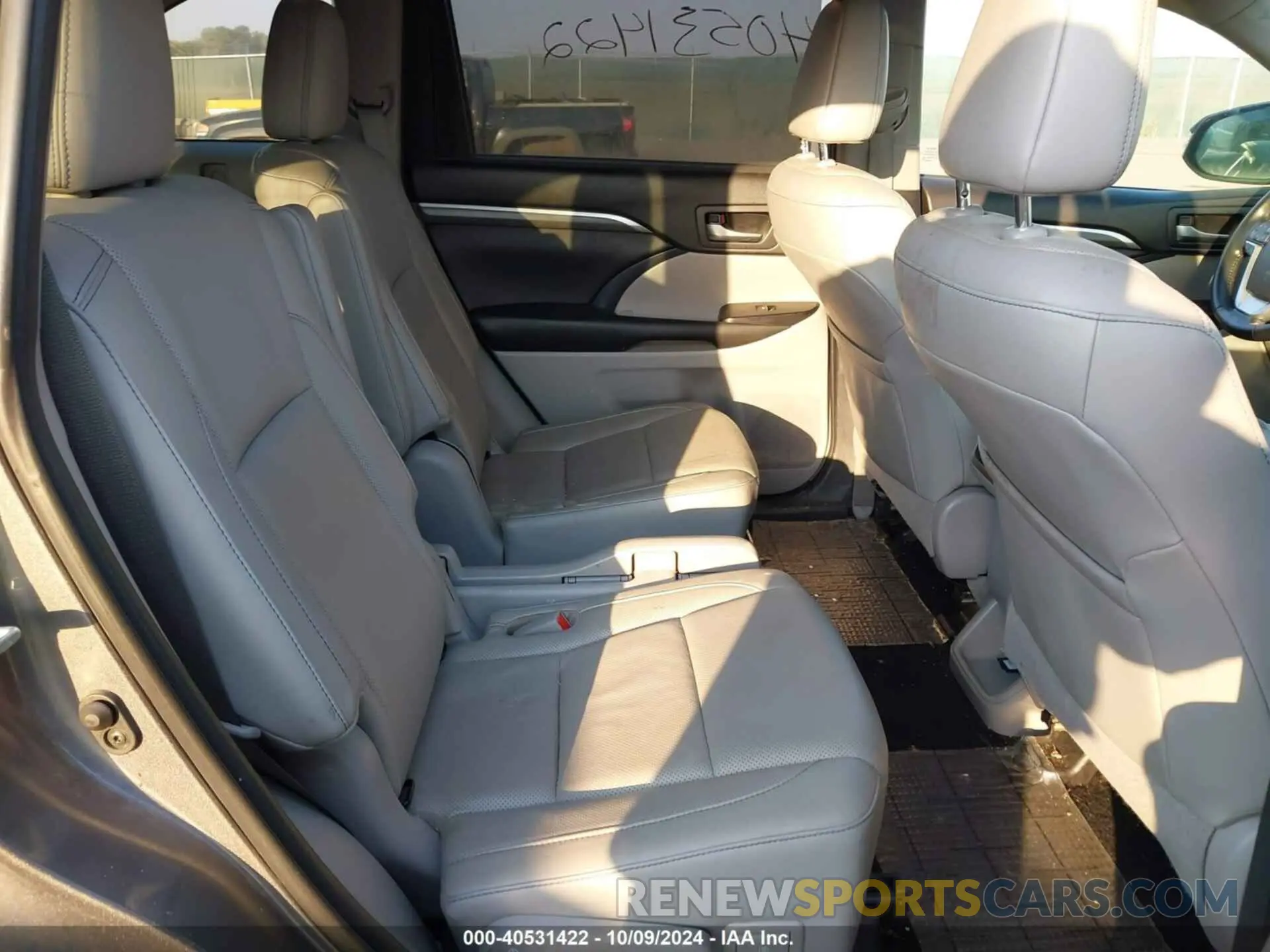 8 Photograph of a damaged car 5TDDZRFHXKS974190 TOYOTA HIGHLANDER 2019