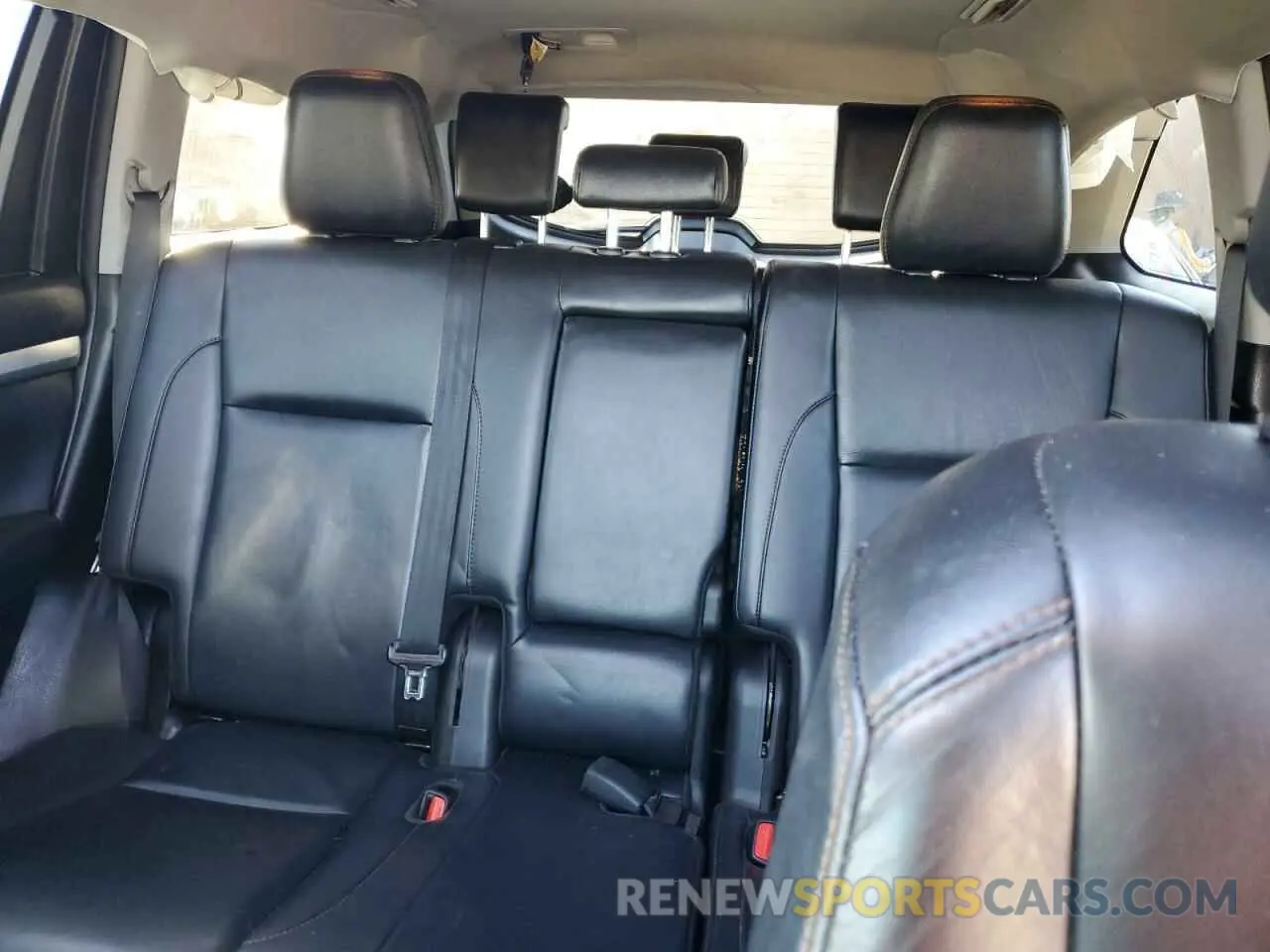 10 Photograph of a damaged car 5TDJGRFH0KS054500 TOYOTA HIGHLANDER 2019