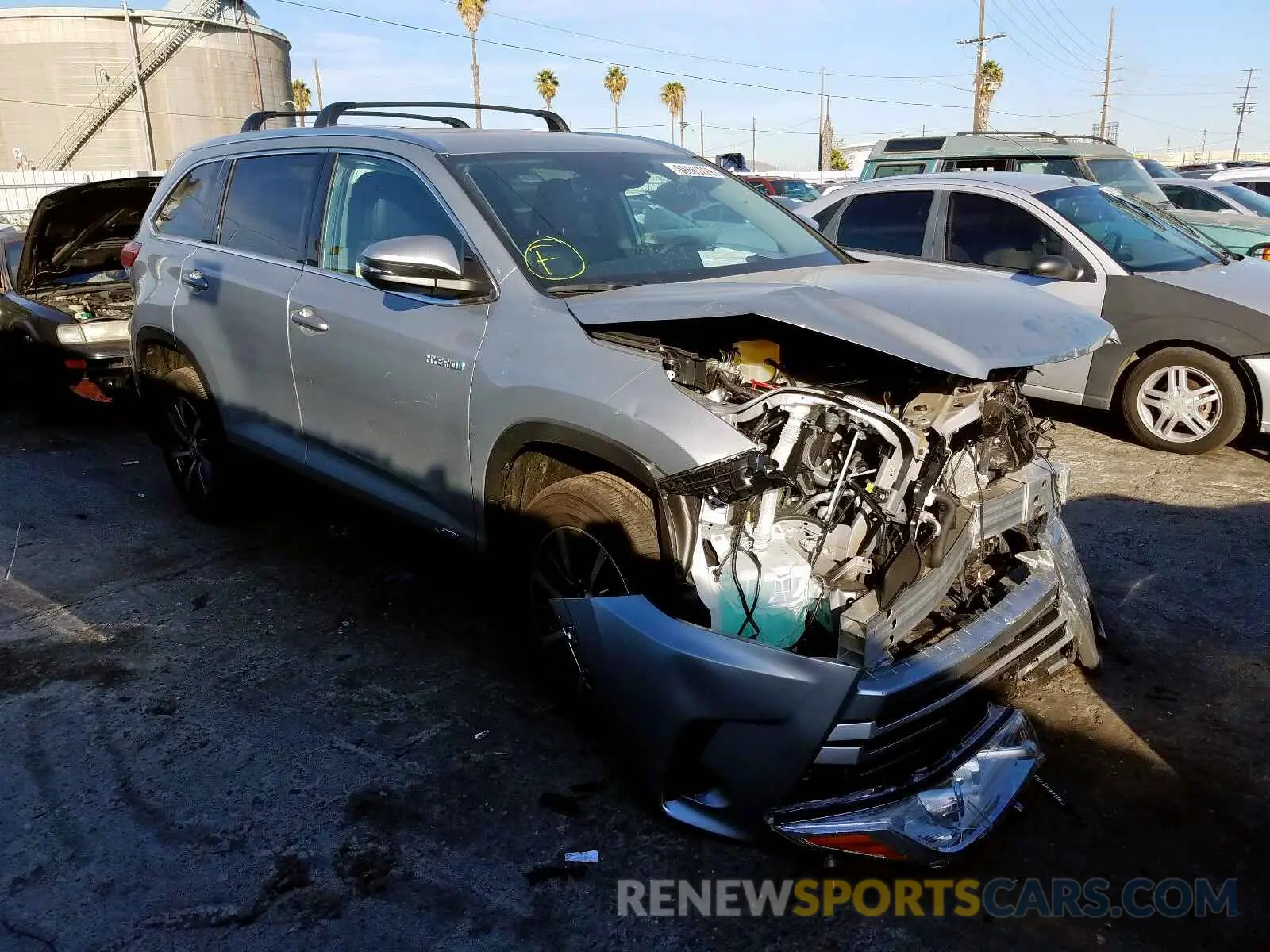 1 Photograph of a damaged car 5TDJGRFH1KS075999 TOYOTA HIGHLANDER 2019