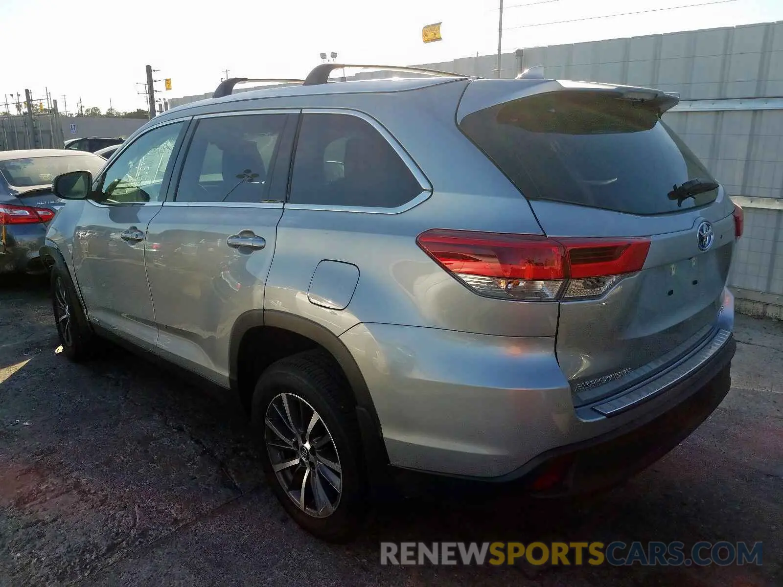3 Photograph of a damaged car 5TDJGRFH1KS075999 TOYOTA HIGHLANDER 2019