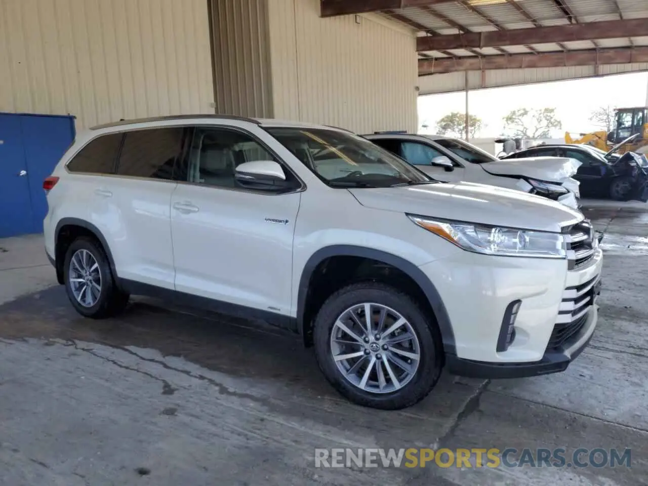 4 Photograph of a damaged car 5TDJGRFH3KS056483 TOYOTA HIGHLANDER 2019