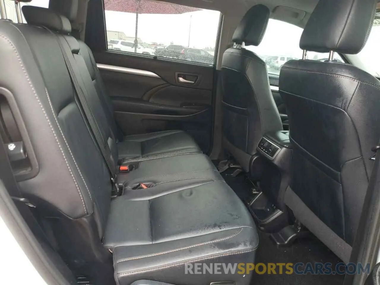 11 Photograph of a damaged car 5TDJGRFH4KS053849 TOYOTA HIGHLANDER 2019