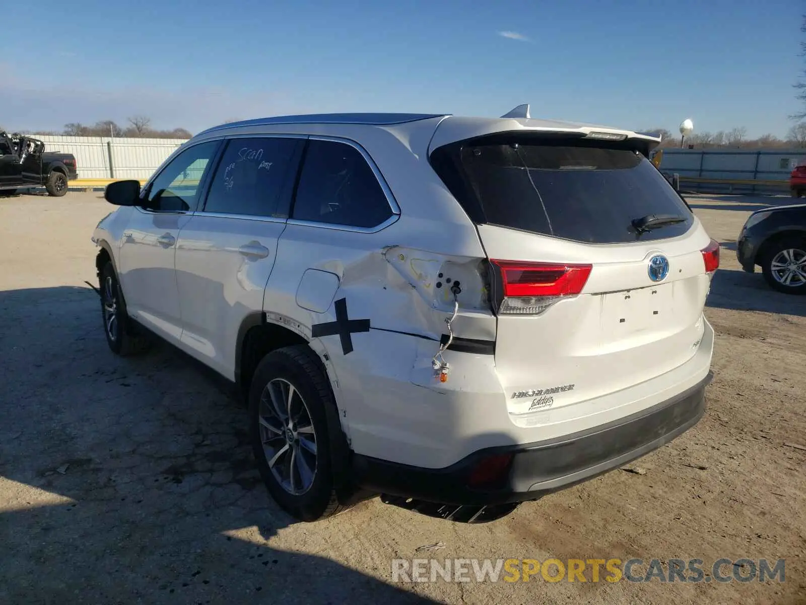 3 Photograph of a damaged car 5TDJGRFH4KS063426 TOYOTA HIGHLANDER 2019