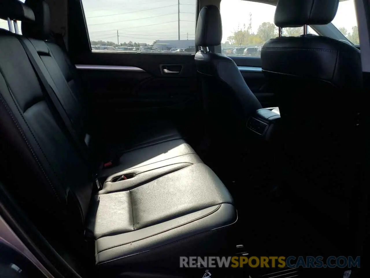 11 Photograph of a damaged car 5TDJGRFH4KS072823 TOYOTA HIGHLANDER 2019