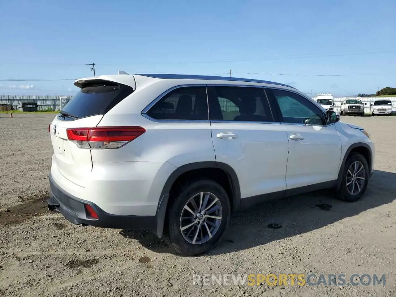 3 Photograph of a damaged car 5TDJGRFH8KS063767 TOYOTA HIGHLANDER 2019
