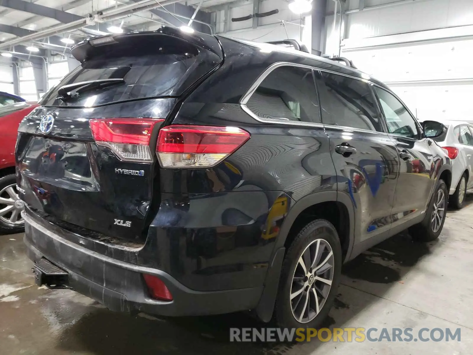 4 Photograph of a damaged car 5TDJGRFH9KS060456 TOYOTA HIGHLANDER 2019