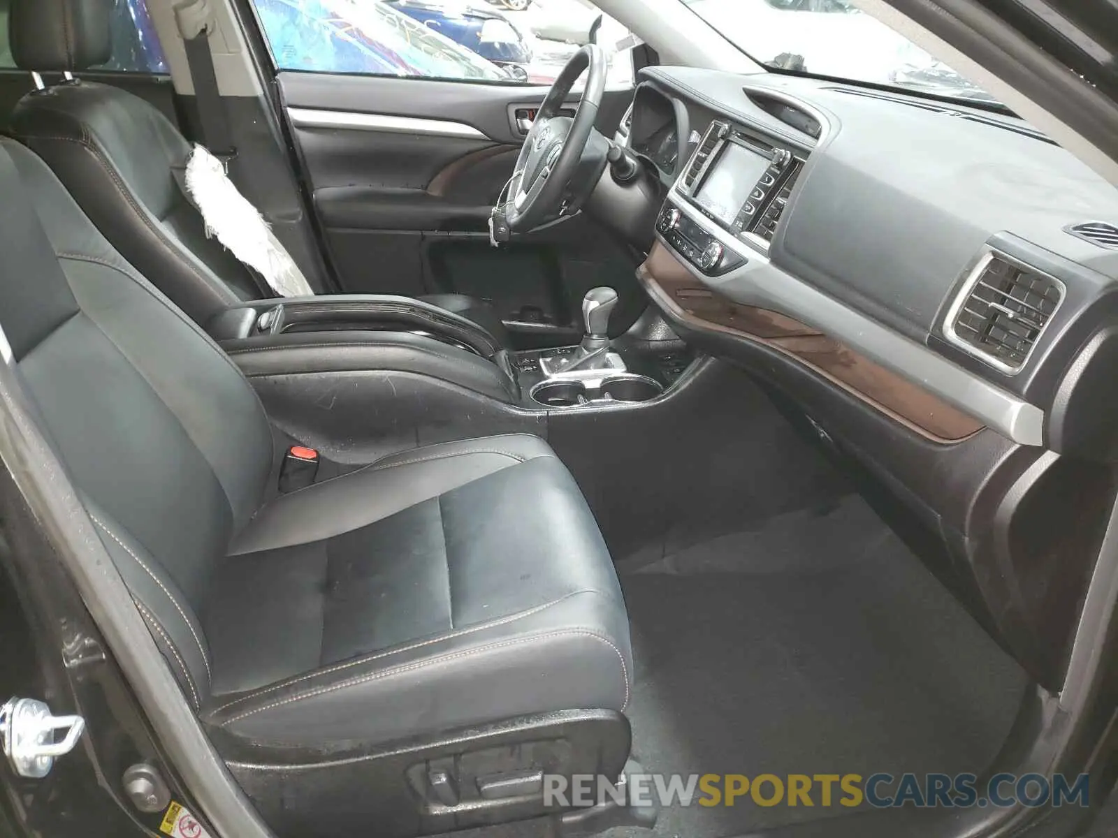 5 Photograph of a damaged car 5TDJGRFH9KS060456 TOYOTA HIGHLANDER 2019
