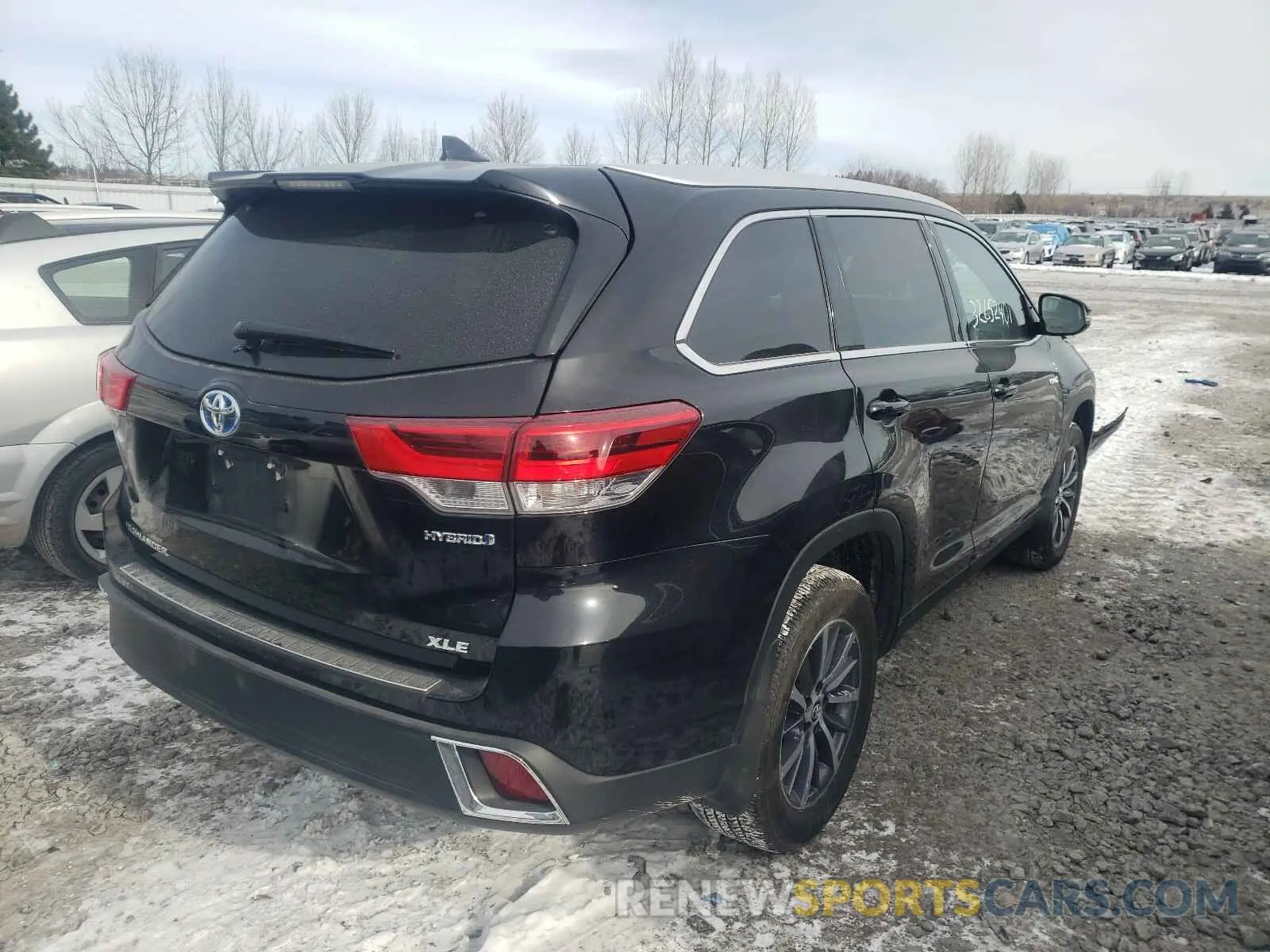 4 Photograph of a damaged car 5TDJGRFH9KS073286 TOYOTA HIGHLANDER 2019