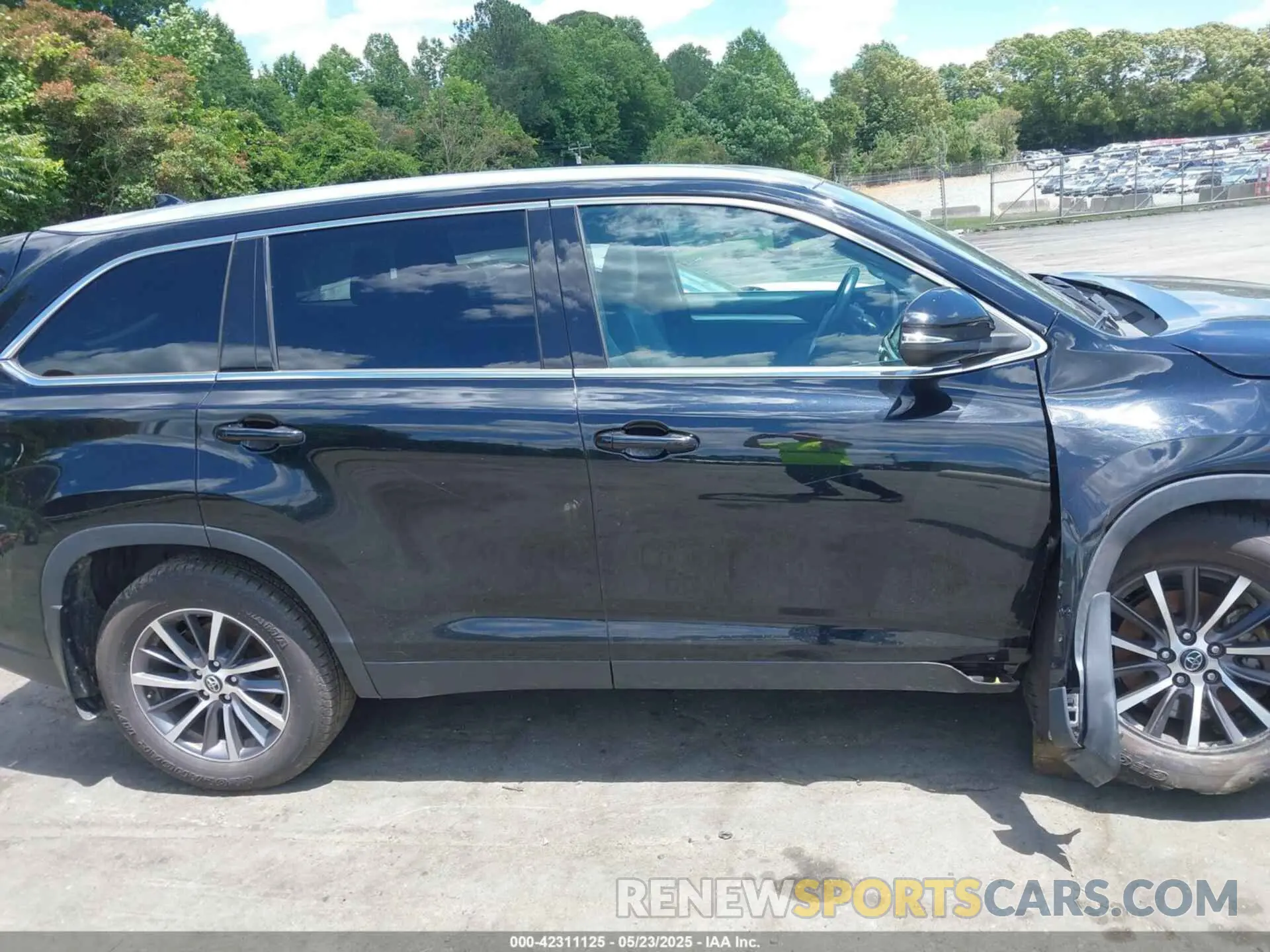 13 Photograph of a damaged car 5TDJZRFH0KS585898 TOYOTA HIGHLANDER 2019