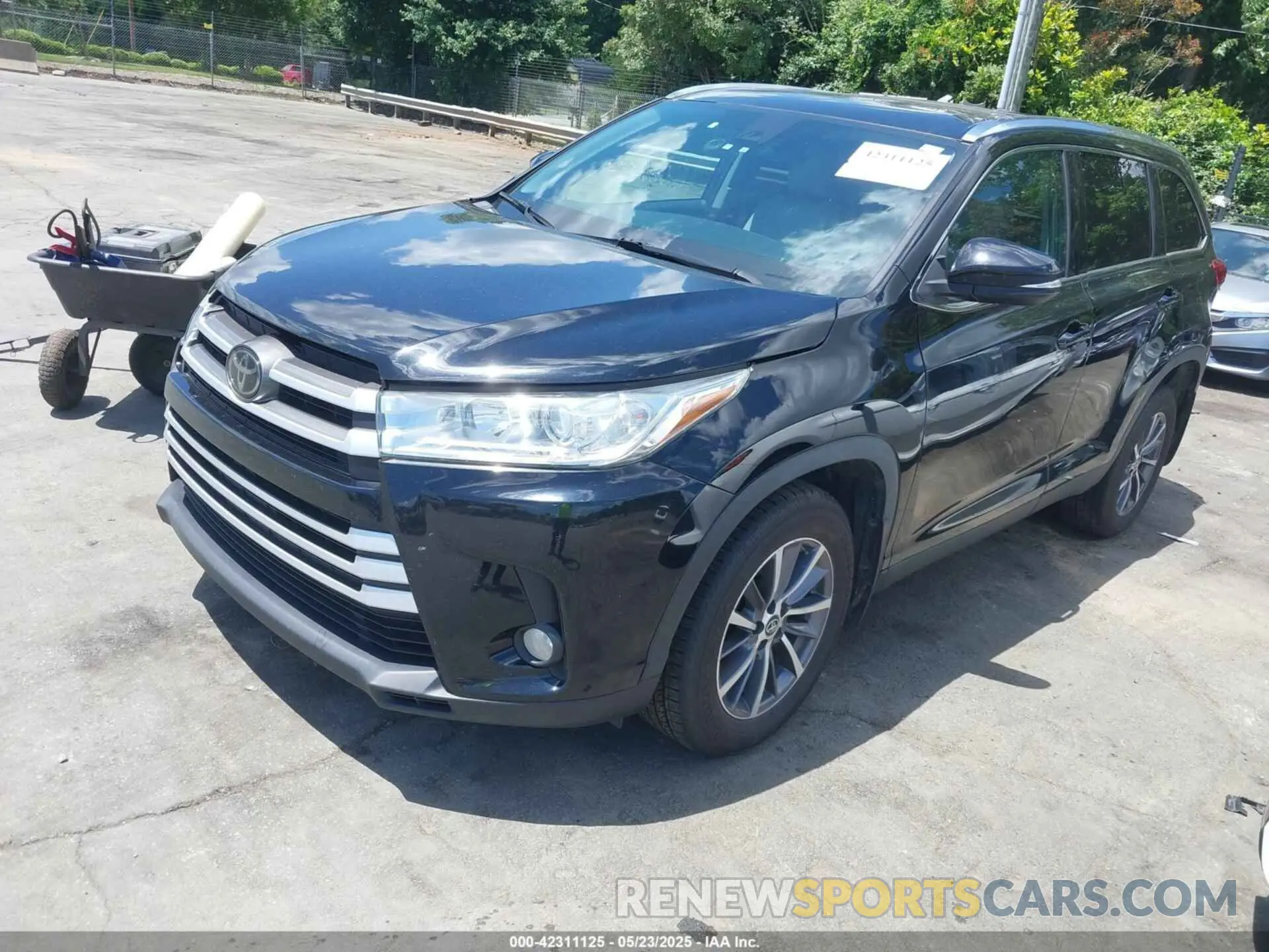 2 Photograph of a damaged car 5TDJZRFH0KS585898 TOYOTA HIGHLANDER 2019