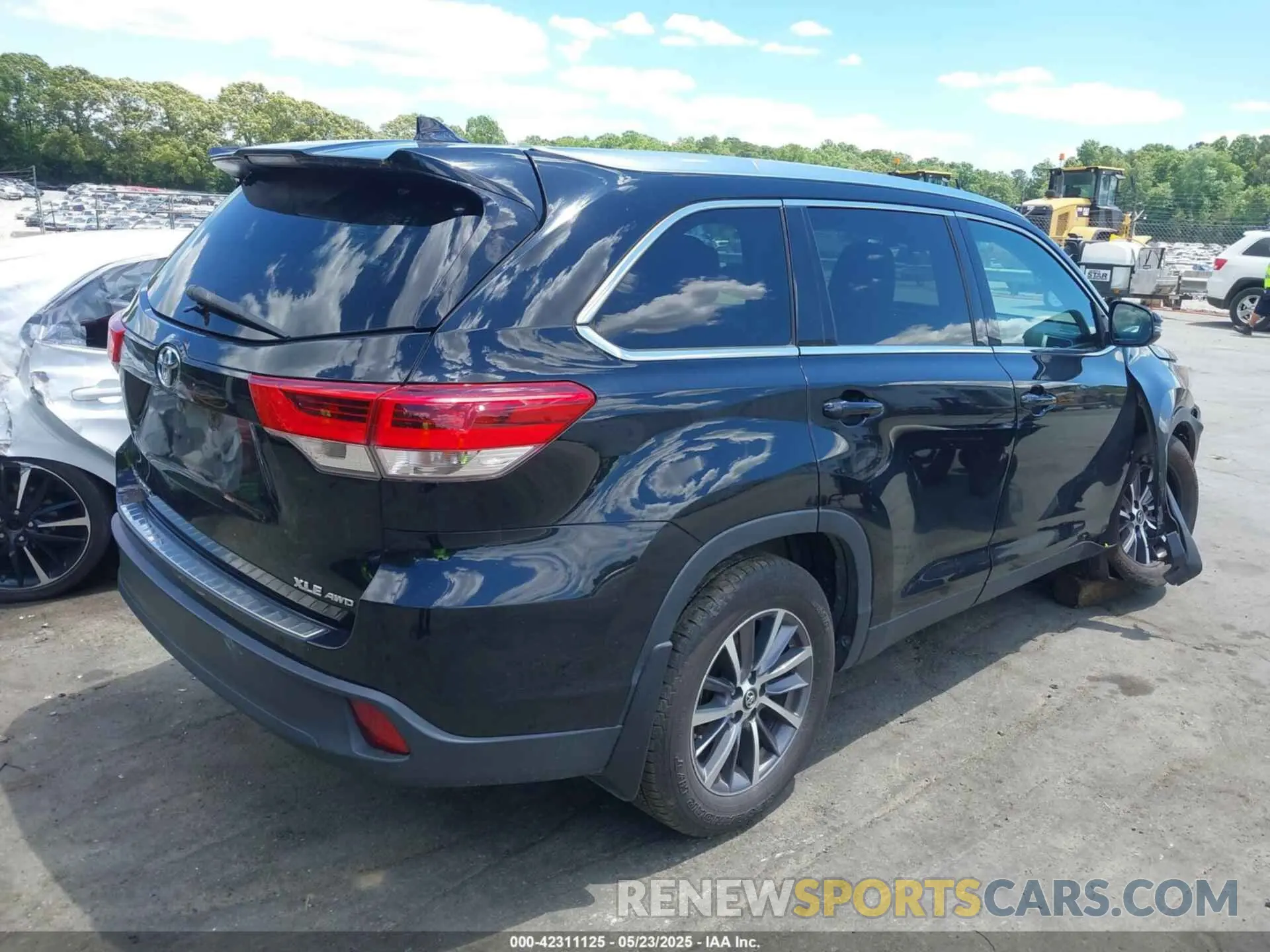 4 Photograph of a damaged car 5TDJZRFH0KS585898 TOYOTA HIGHLANDER 2019