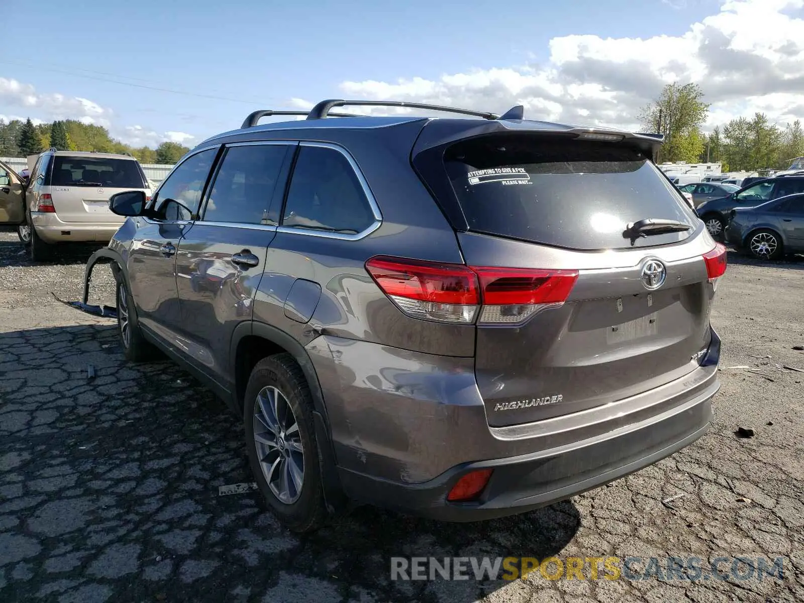 3 Photograph of a damaged car 5TDJZRFH0KS591670 TOYOTA HIGHLANDER 2019
