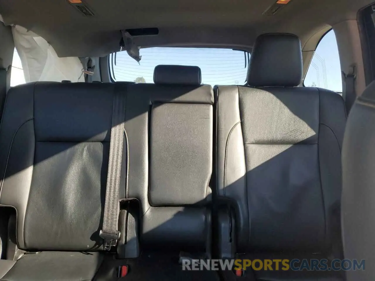 10 Photograph of a damaged car 5TDJZRFH0KS616406 TOYOTA HIGHLANDER 2019