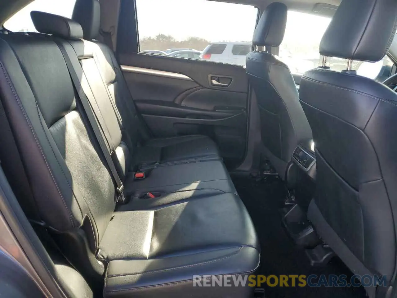 11 Photograph of a damaged car 5TDJZRFH0KS616406 TOYOTA HIGHLANDER 2019