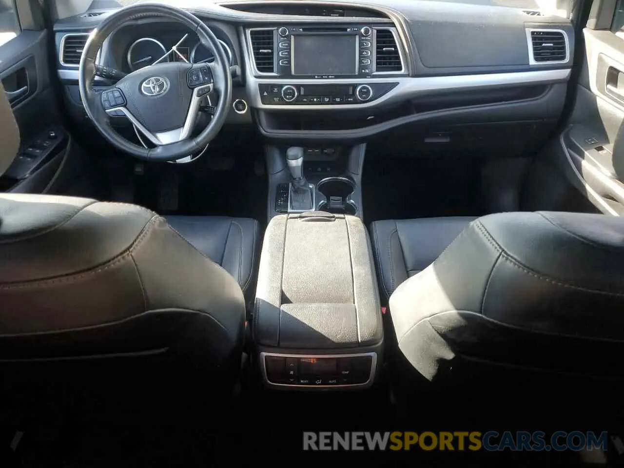 8 Photograph of a damaged car 5TDJZRFH0KS616406 TOYOTA HIGHLANDER 2019