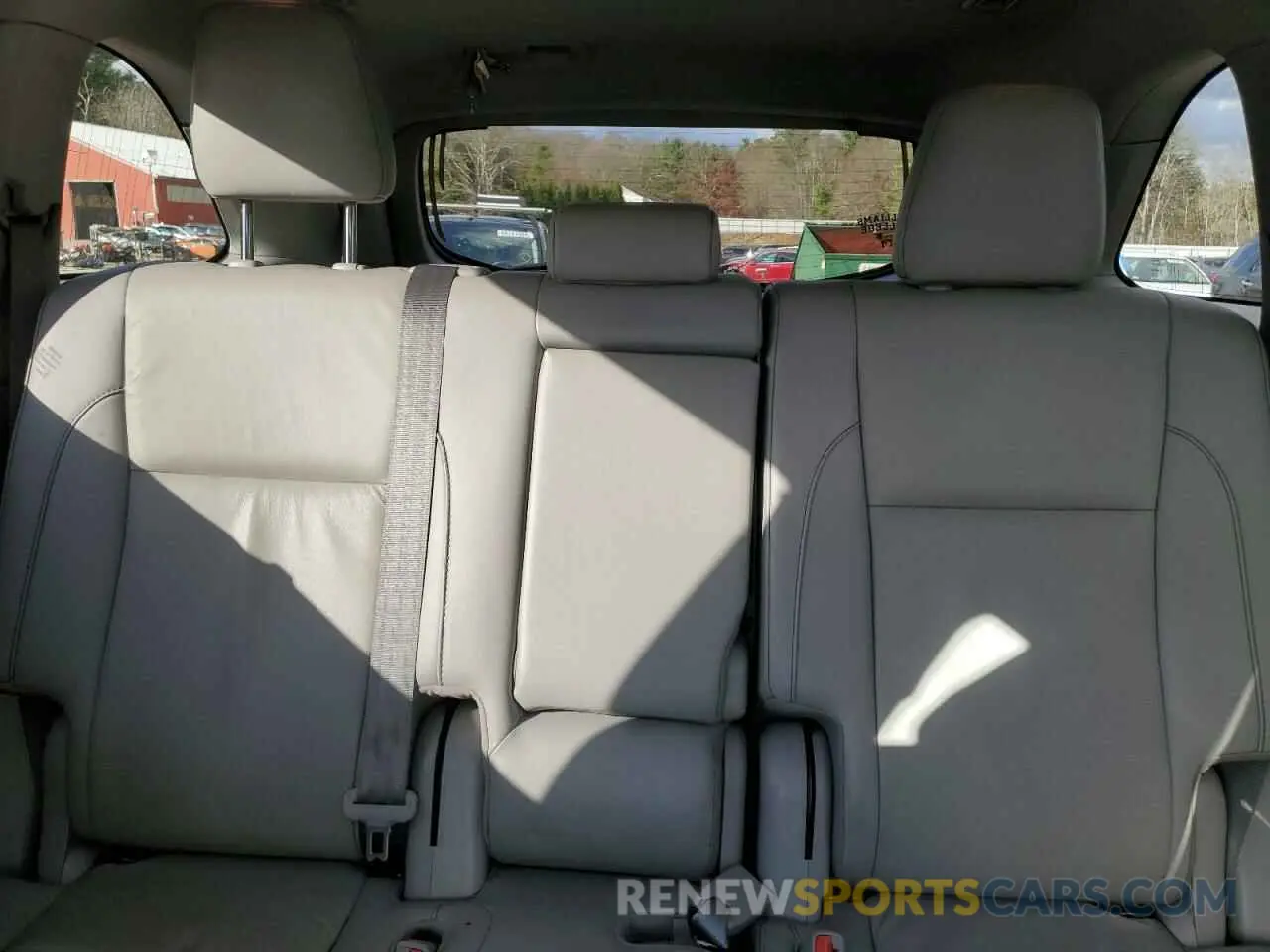 10 Photograph of a damaged car 5TDJZRFH0KS622349 TOYOTA HIGHLANDER 2019