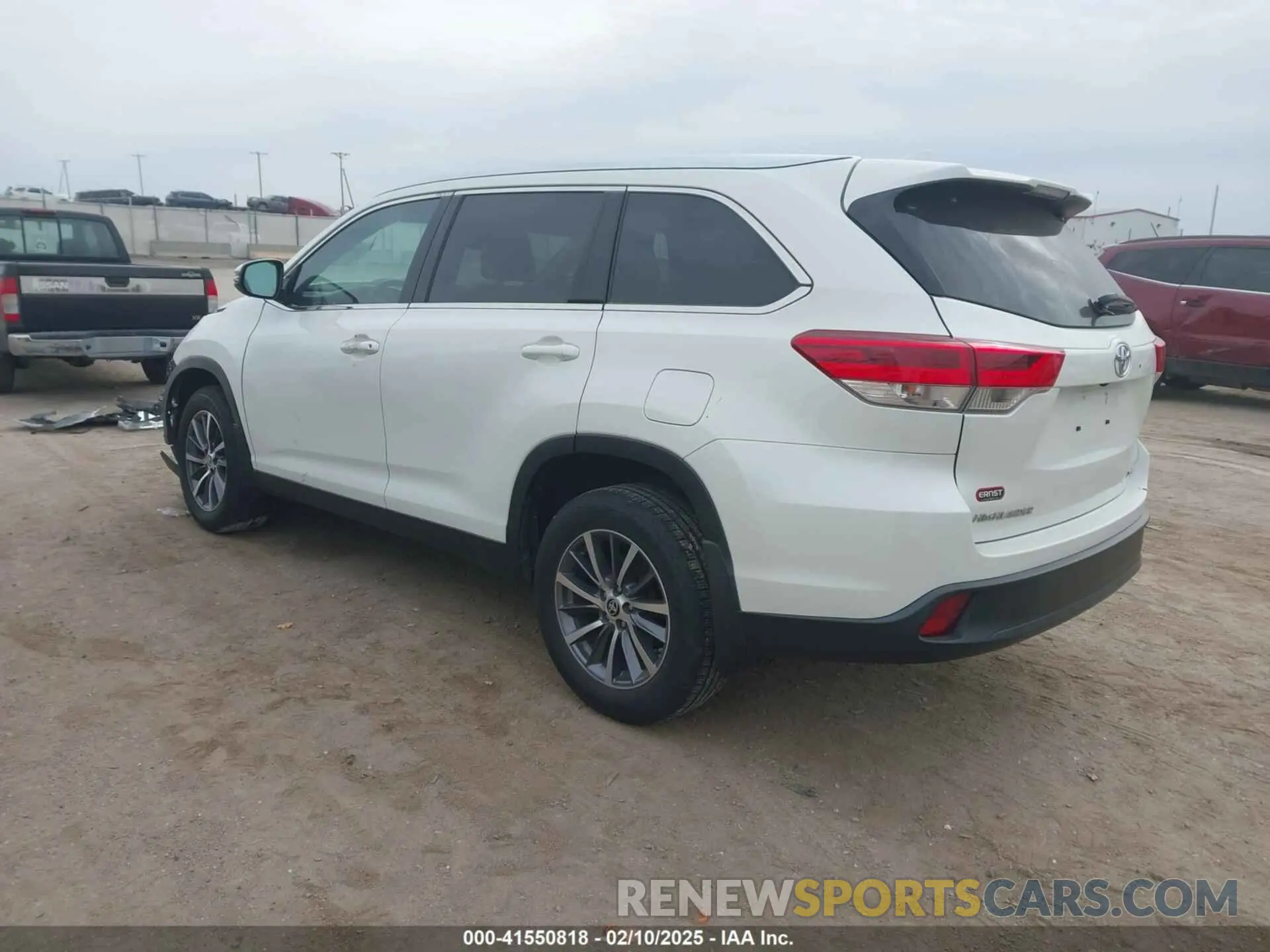 3 Photograph of a damaged car 5TDJZRFH0KS628474 TOYOTA HIGHLANDER 2019
