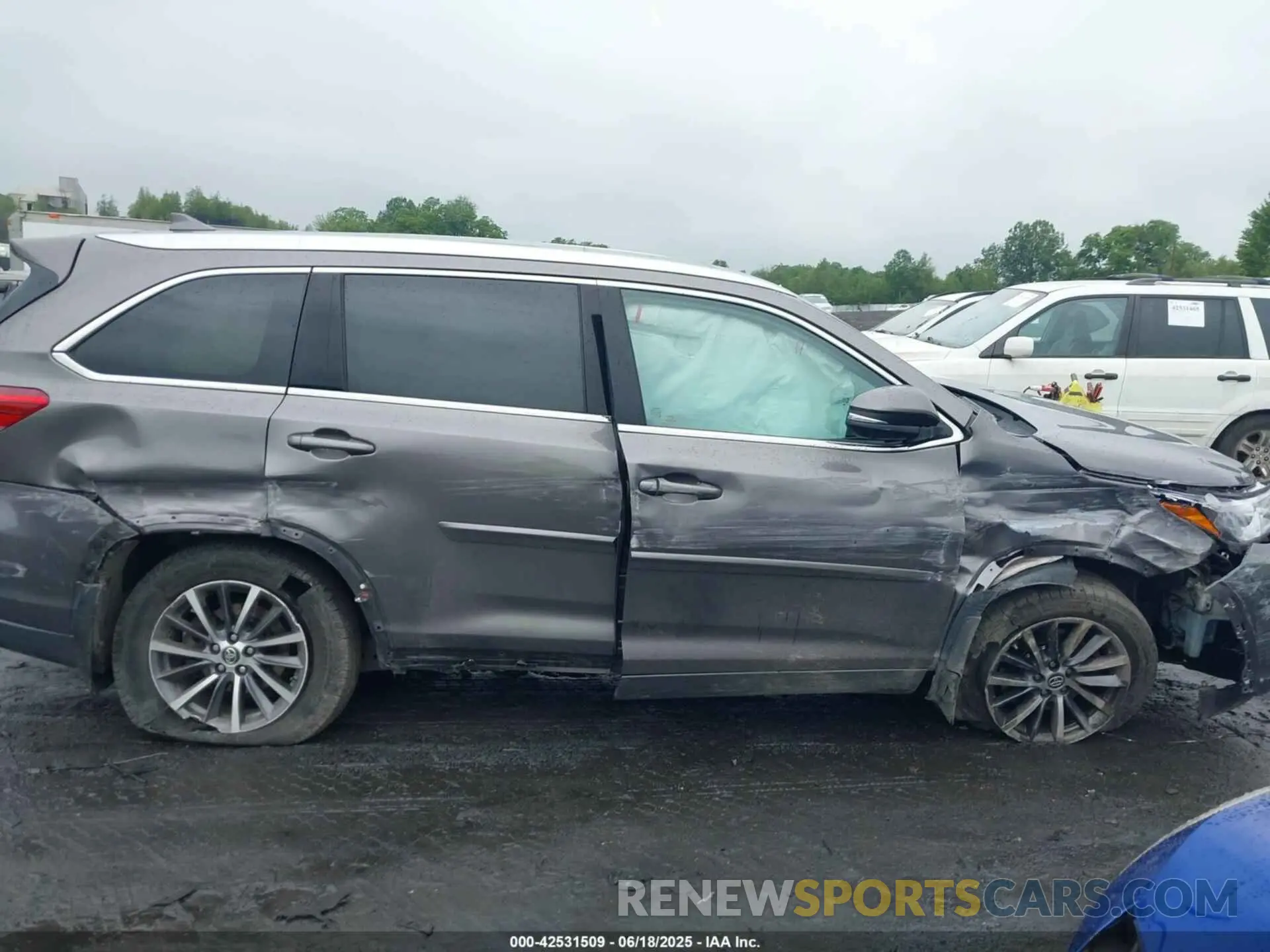 13 Photograph of a damaged car 5TDJZRFH0KS722418 TOYOTA HIGHLANDER 2019