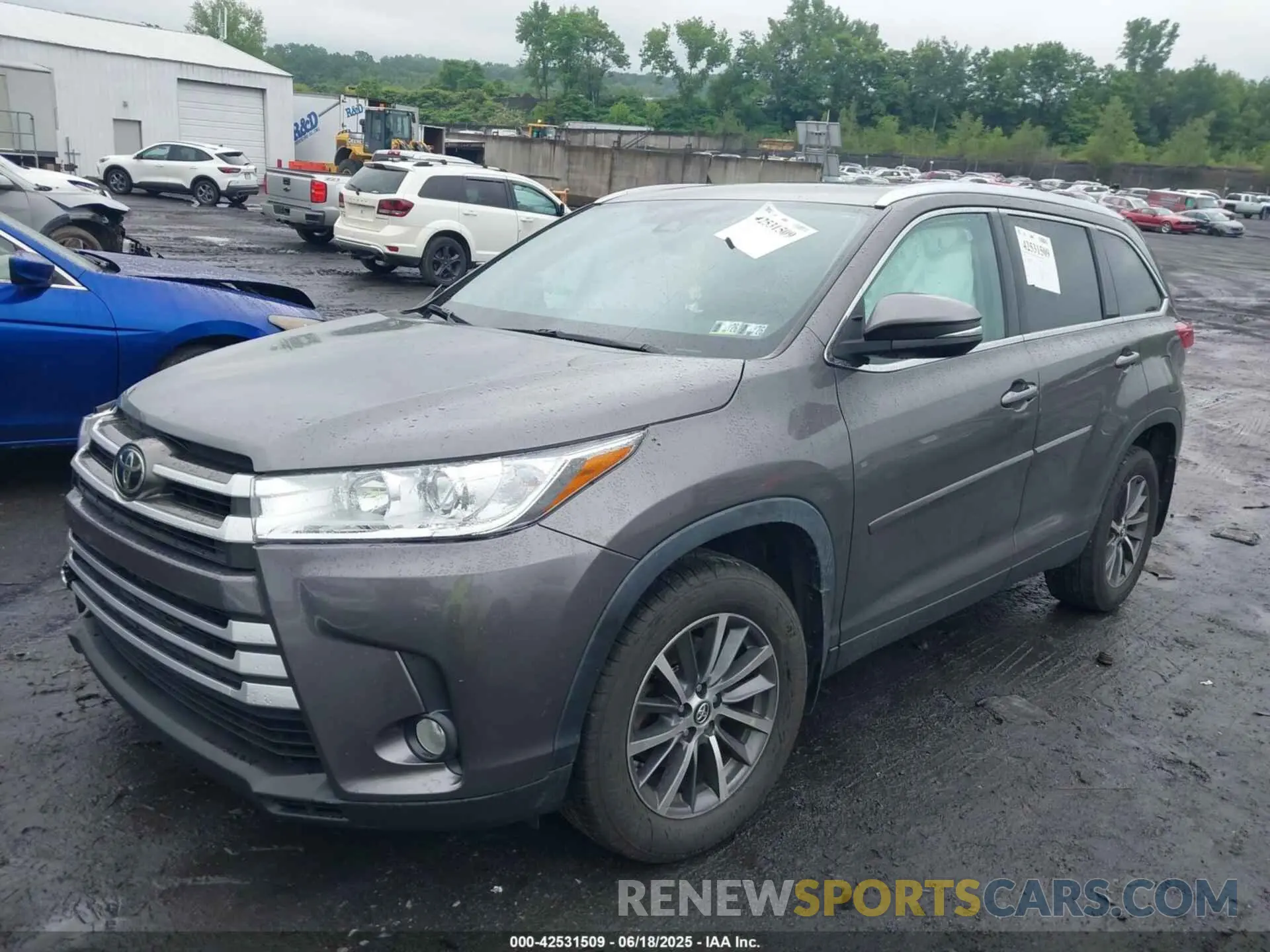 2 Photograph of a damaged car 5TDJZRFH0KS722418 TOYOTA HIGHLANDER 2019