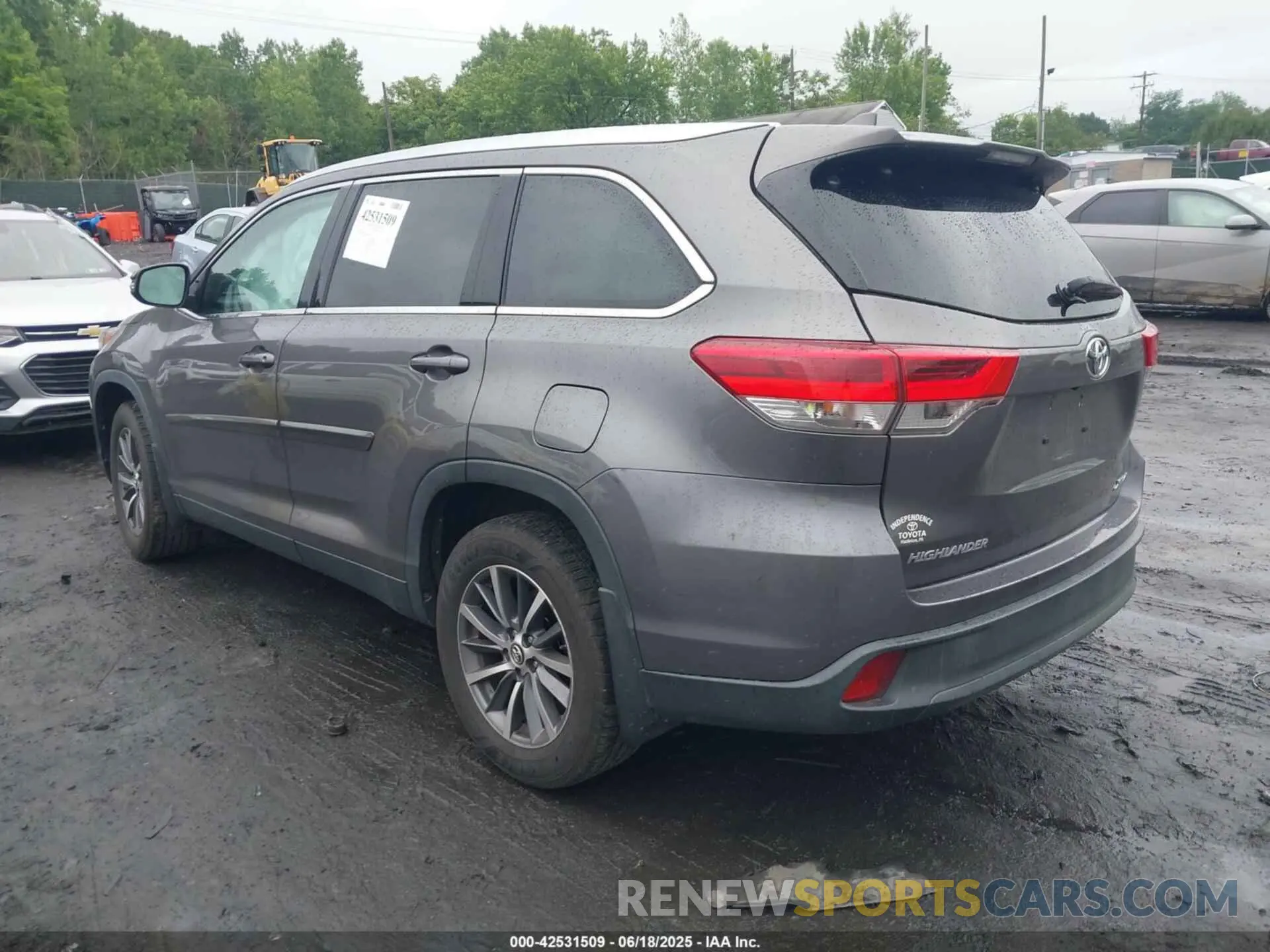 3 Photograph of a damaged car 5TDJZRFH0KS722418 TOYOTA HIGHLANDER 2019