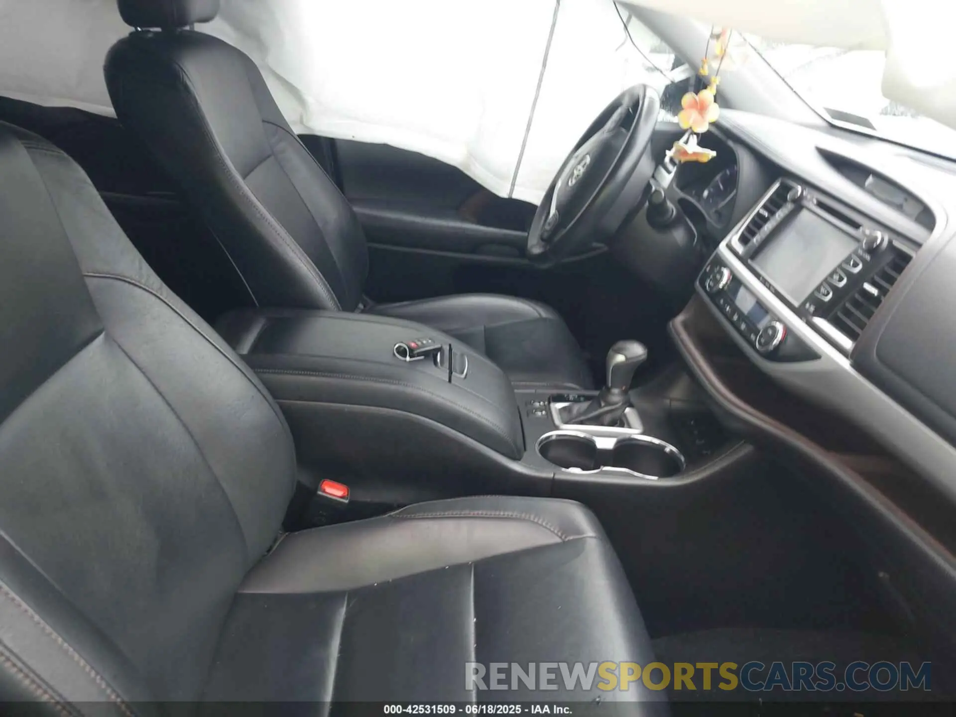 5 Photograph of a damaged car 5TDJZRFH0KS722418 TOYOTA HIGHLANDER 2019