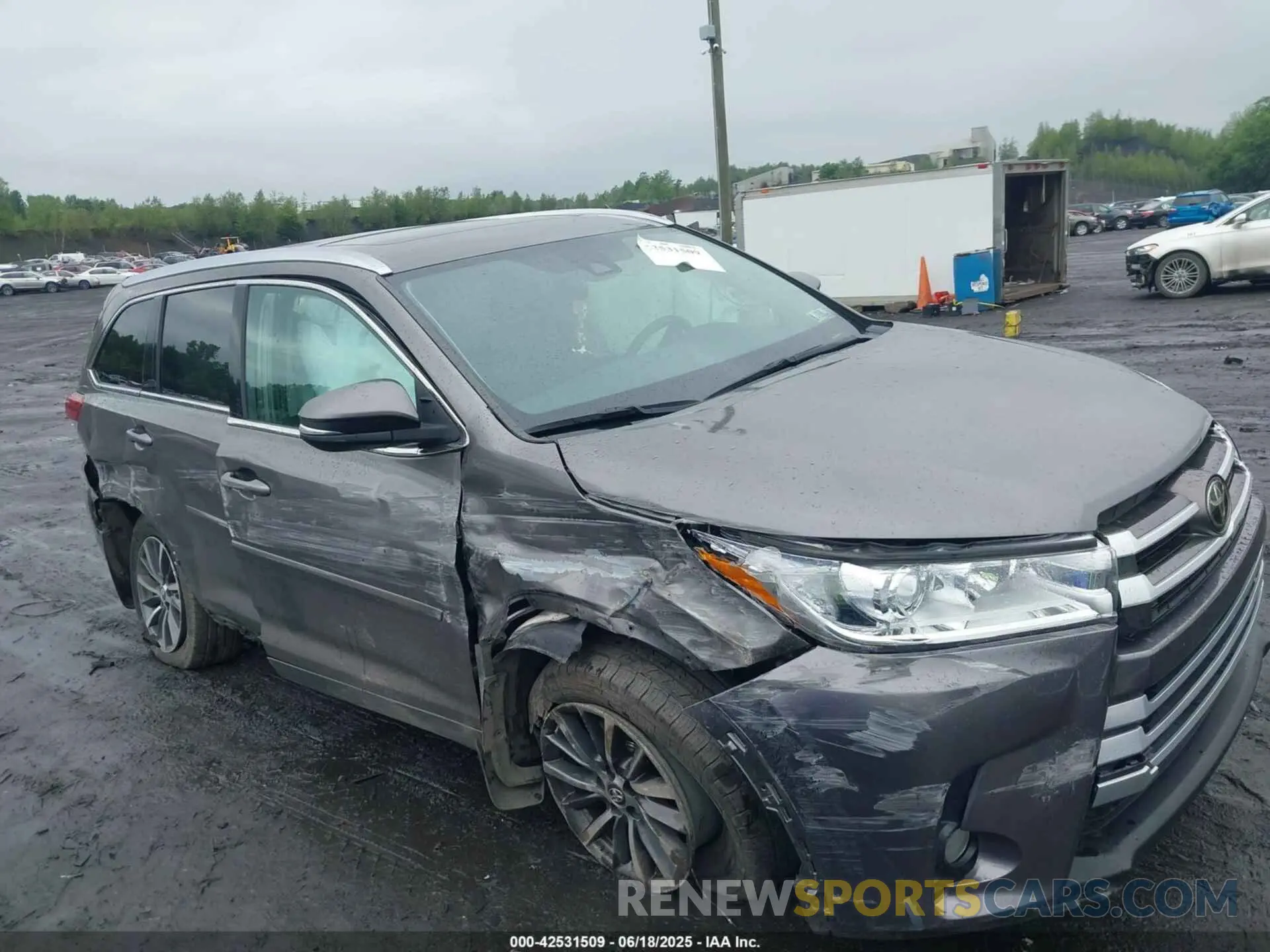 6 Photograph of a damaged car 5TDJZRFH0KS722418 TOYOTA HIGHLANDER 2019
