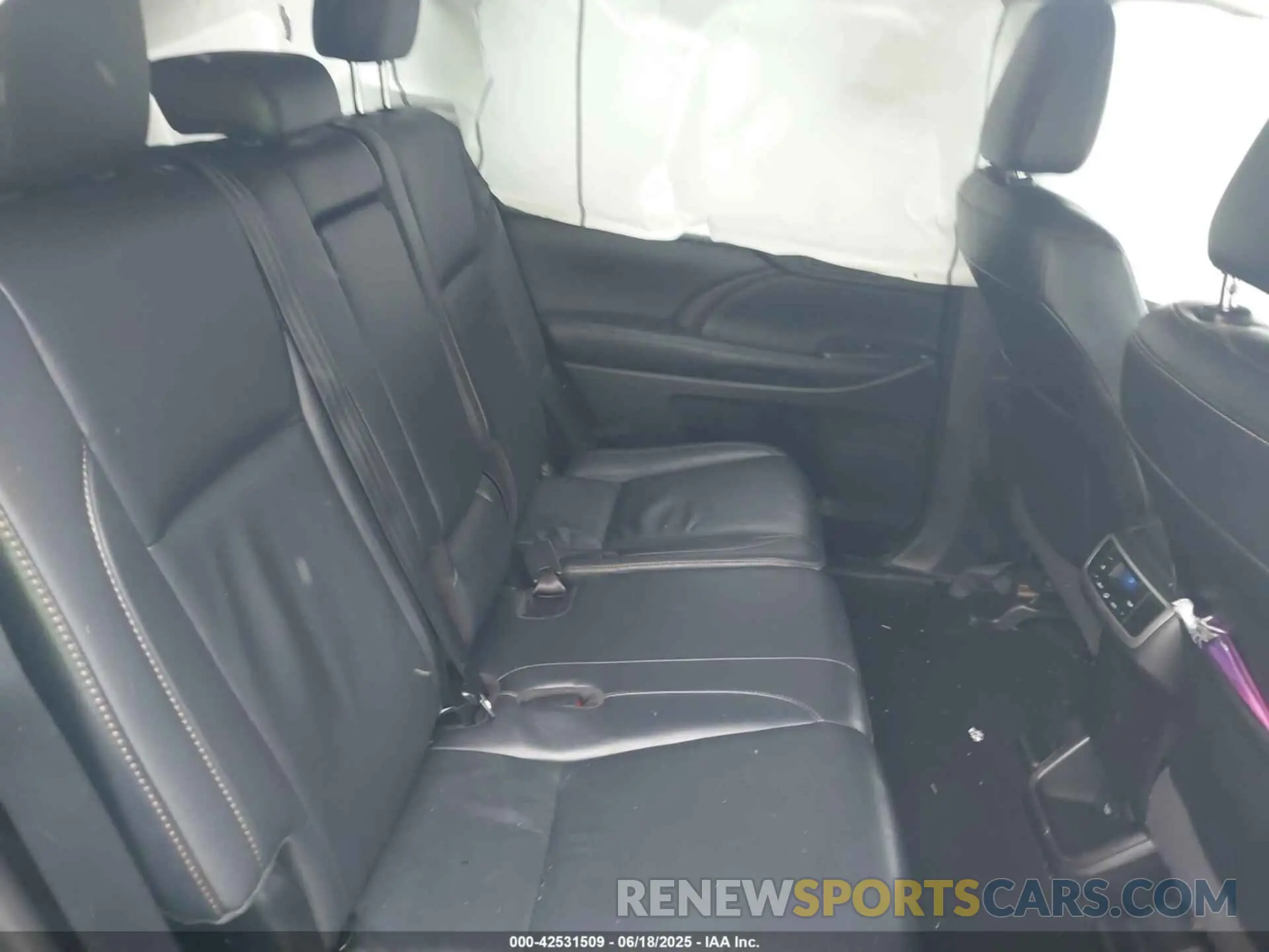 8 Photograph of a damaged car 5TDJZRFH0KS722418 TOYOTA HIGHLANDER 2019