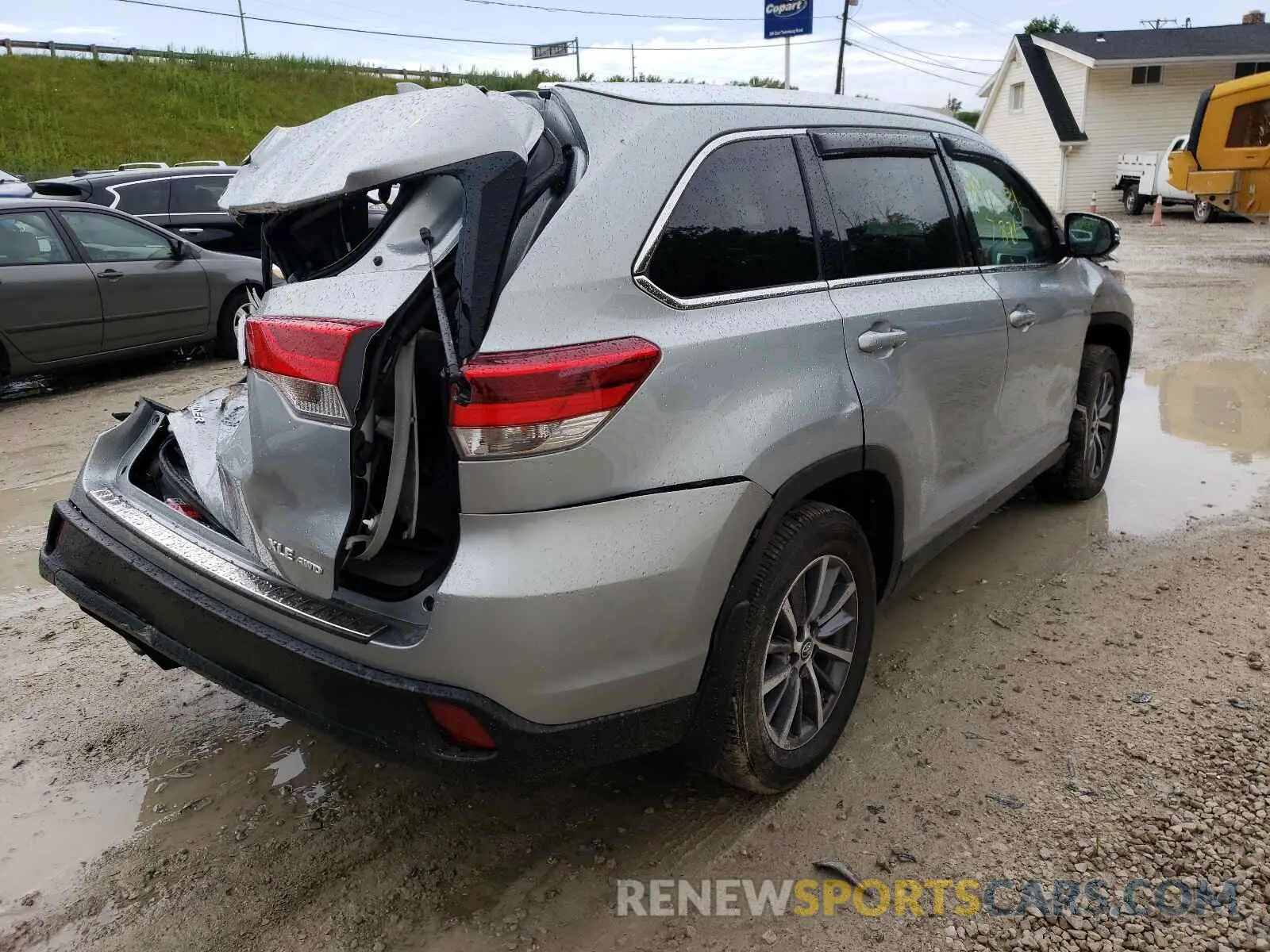 4 Photograph of a damaged car 5TDJZRFH0KS948698 TOYOTA HIGHLANDER 2019