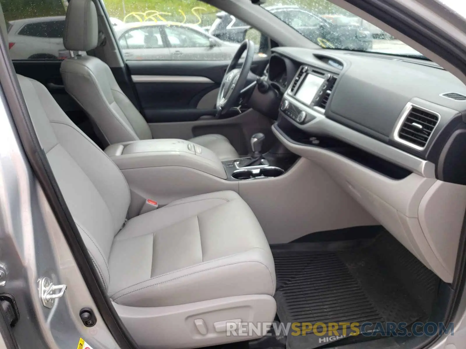 5 Photograph of a damaged car 5TDJZRFH0KS948698 TOYOTA HIGHLANDER 2019