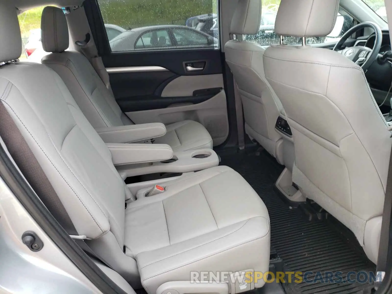 6 Photograph of a damaged car 5TDJZRFH0KS948698 TOYOTA HIGHLANDER 2019