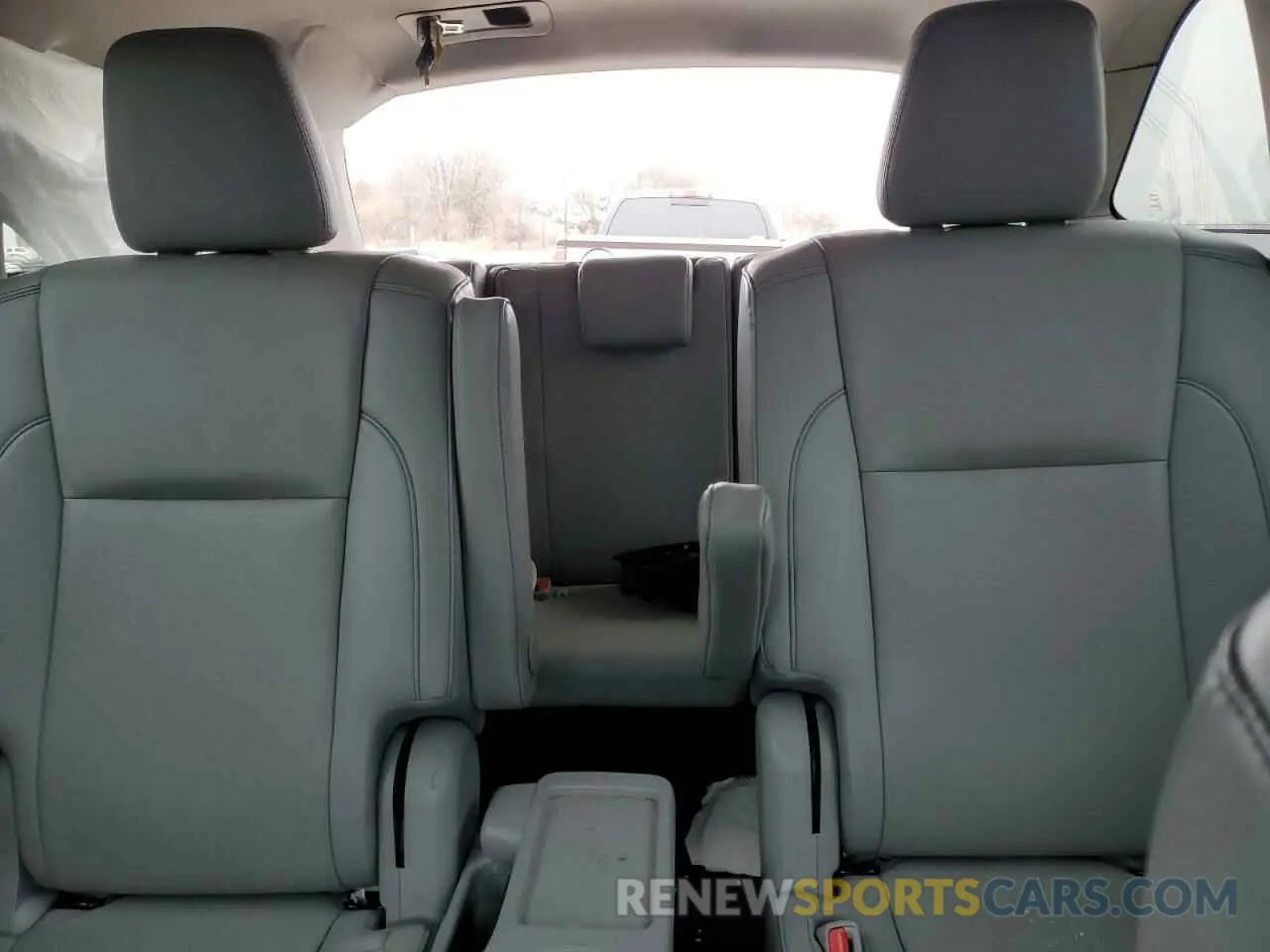 10 Photograph of a damaged car 5TDJZRFH1KS563361 TOYOTA HIGHLANDER 2019