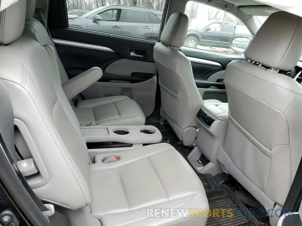 11 Photograph of a damaged car 5TDJZRFH1KS563361 TOYOTA HIGHLANDER 2019