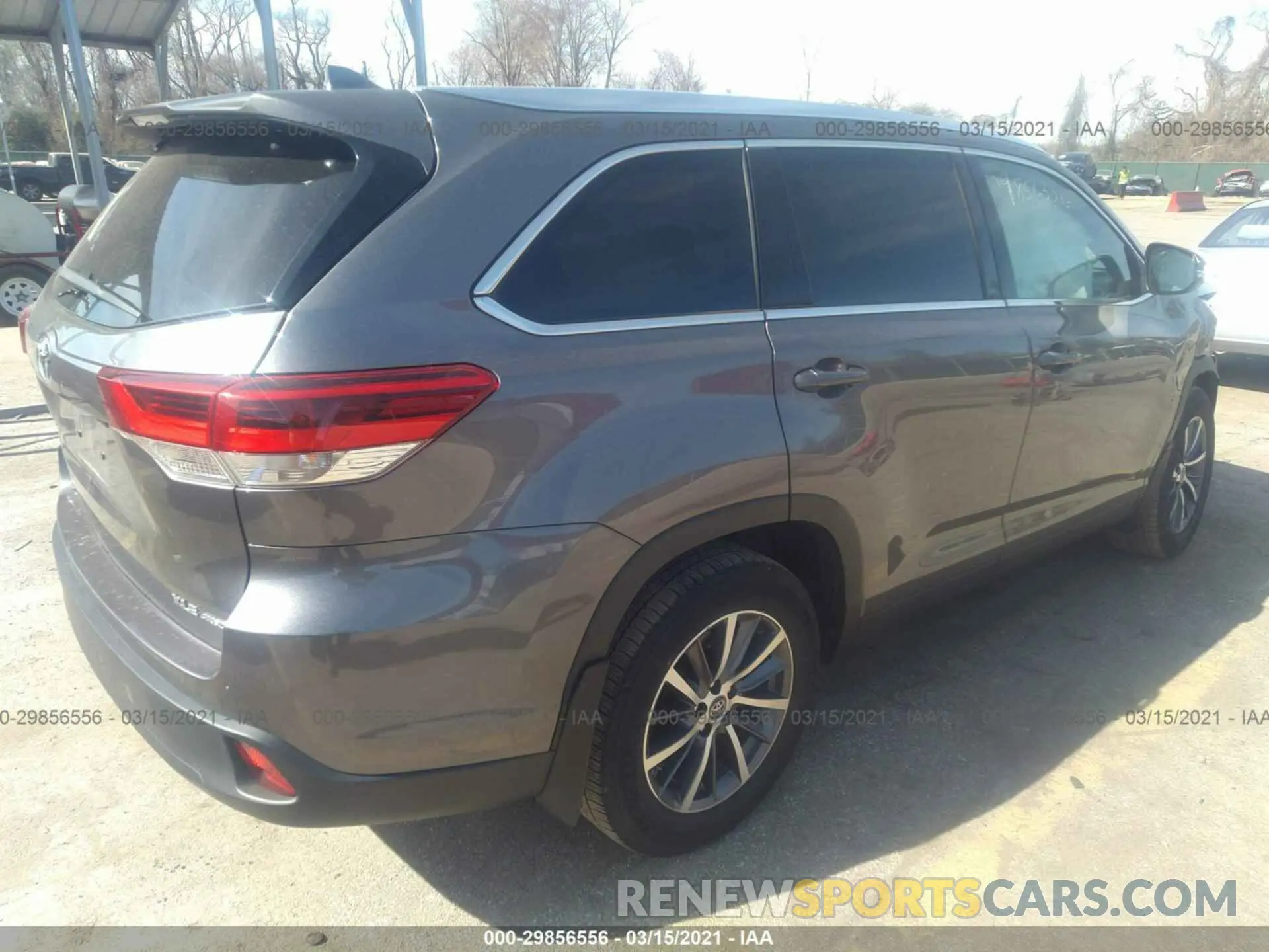4 Photograph of a damaged car 5TDJZRFH1KS563554 TOYOTA HIGHLANDER 2019