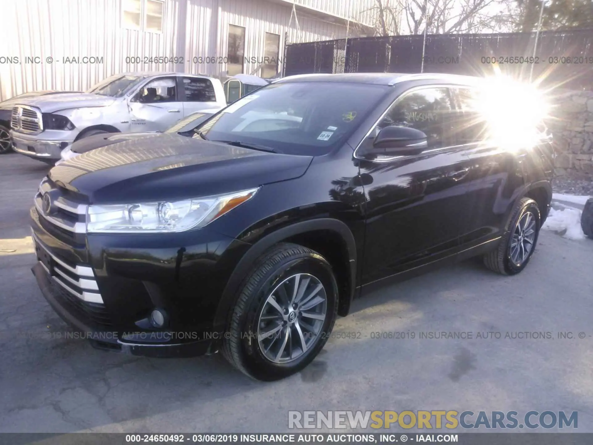 2 Photograph of a damaged car 5TDJZRFH1KS565465 TOYOTA HIGHLANDER 2019
