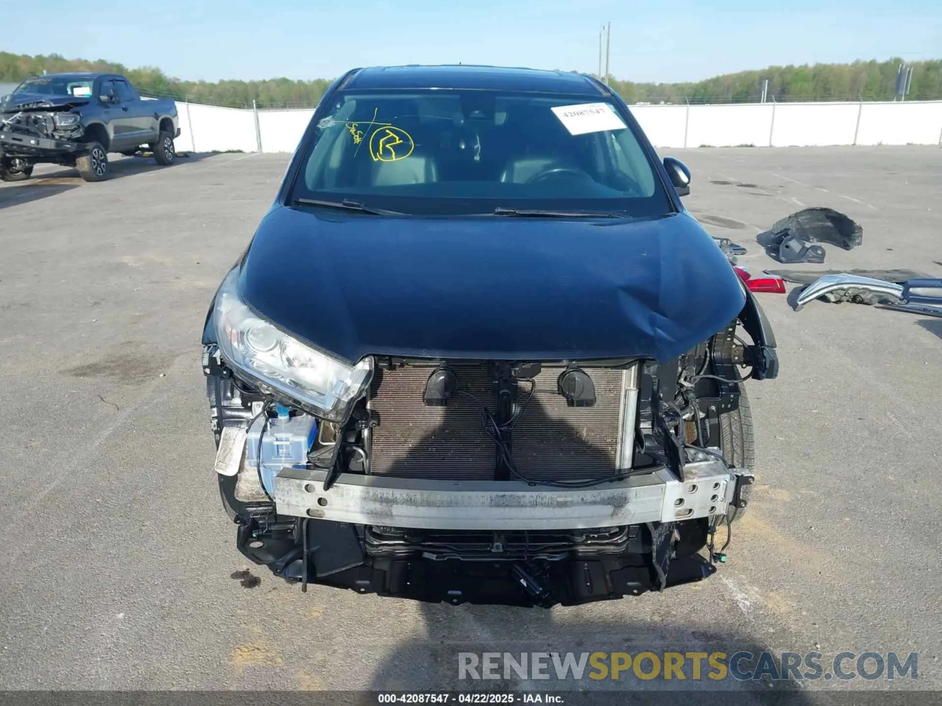 13 Photograph of a damaged car 5TDJZRFH1KS567197 TOYOTA HIGHLANDER 2019