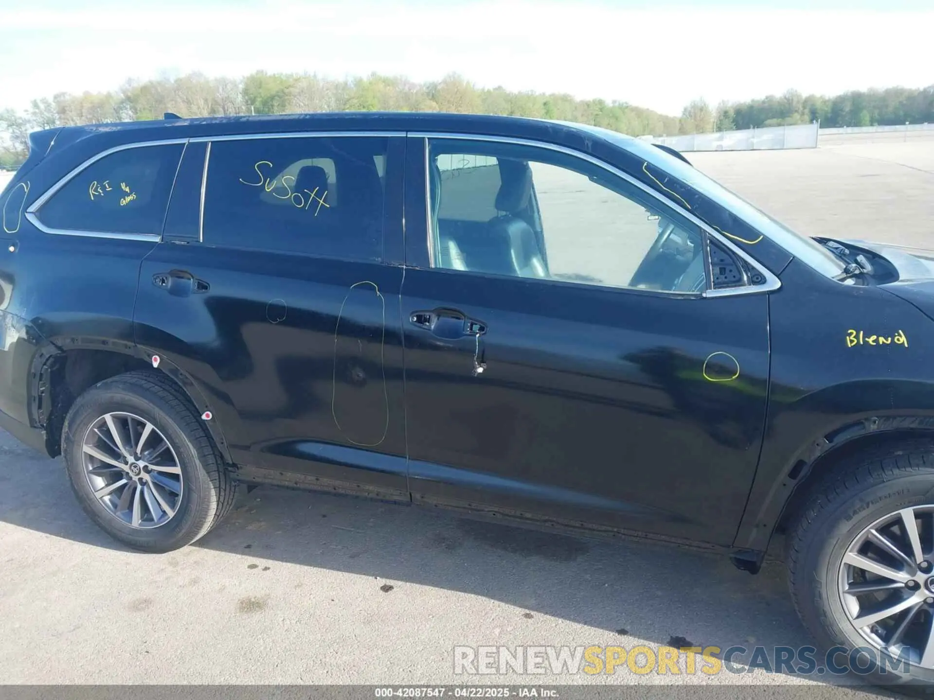 18 Photograph of a damaged car 5TDJZRFH1KS567197 TOYOTA HIGHLANDER 2019