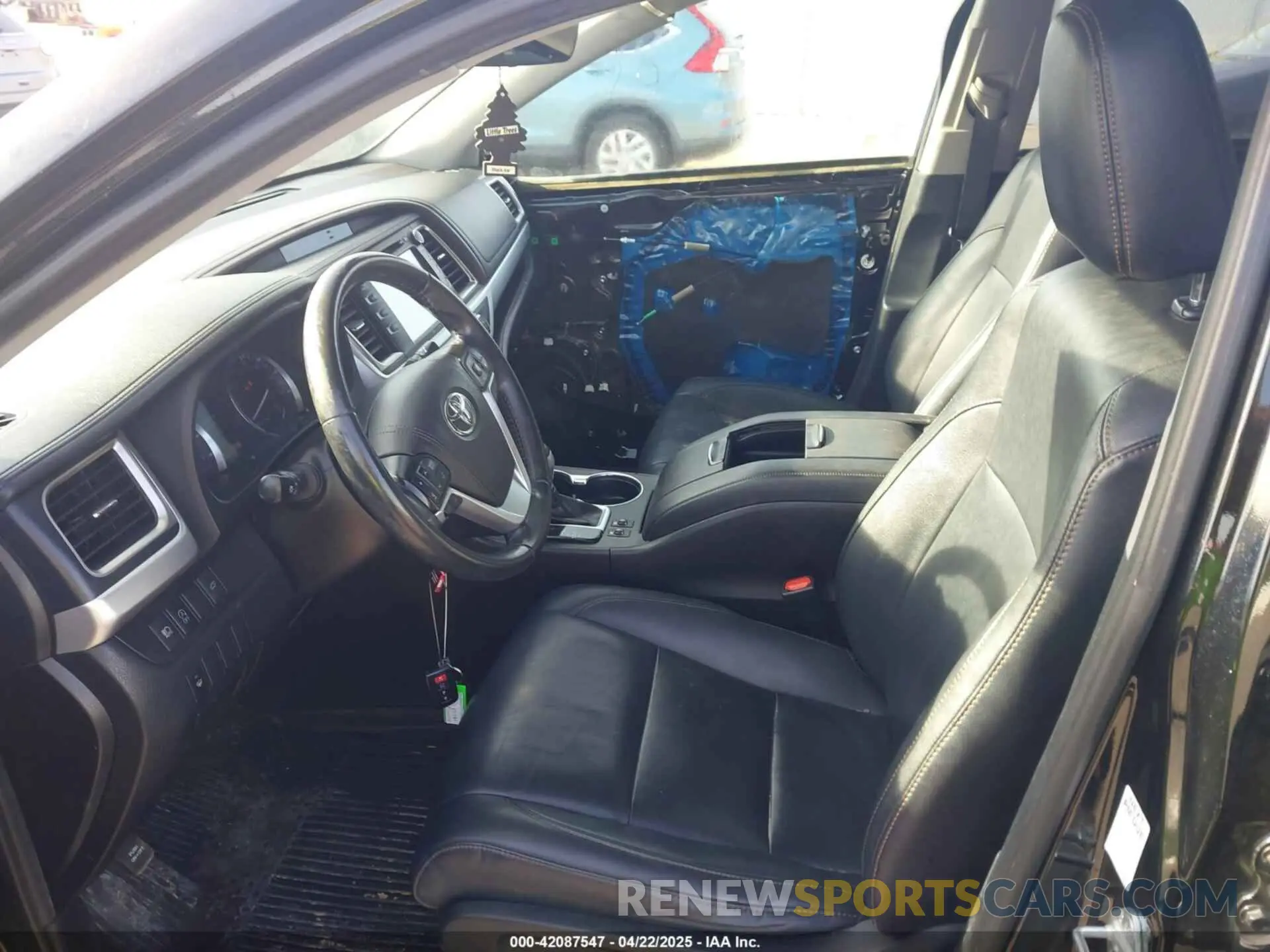 5 Photograph of a damaged car 5TDJZRFH1KS567197 TOYOTA HIGHLANDER 2019
