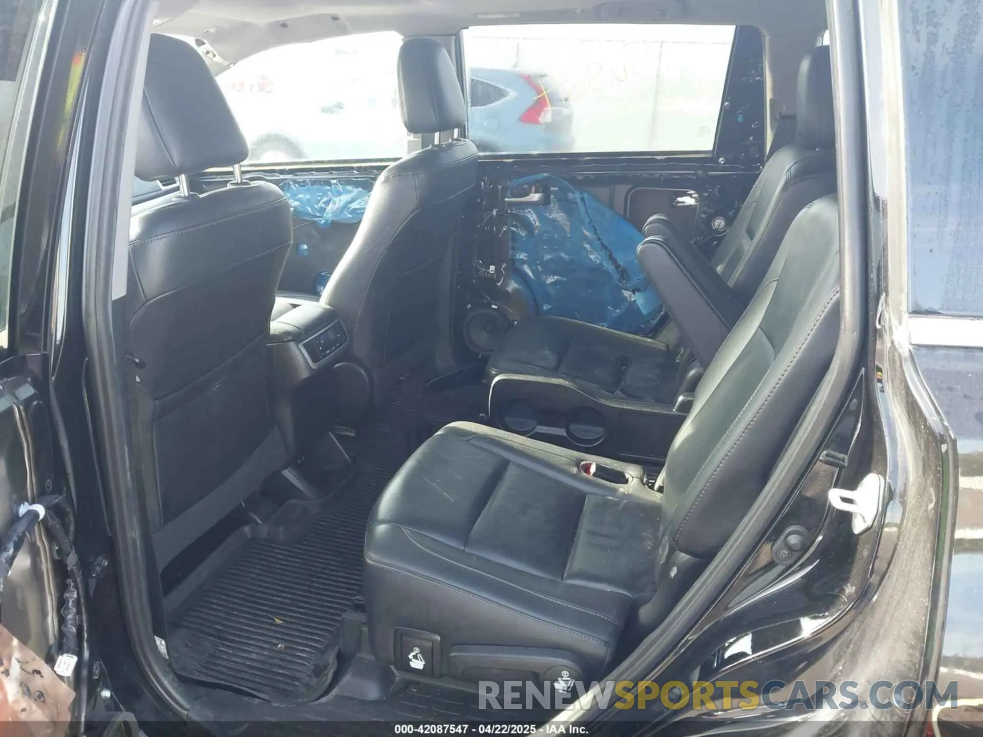 8 Photograph of a damaged car 5TDJZRFH1KS567197 TOYOTA HIGHLANDER 2019